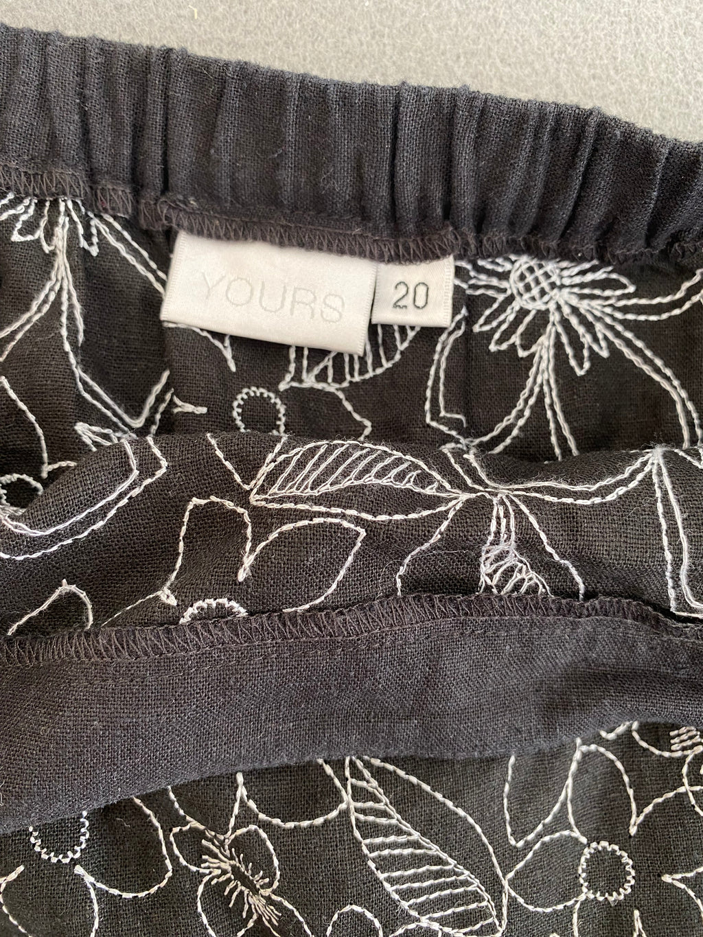 Jupe noire brodée fleurs blanches volantée