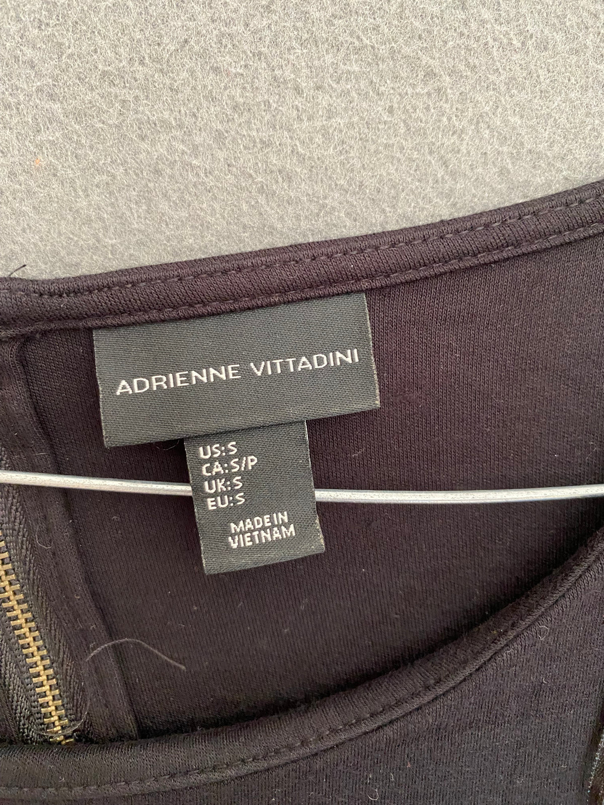 Robe noire droite à manches coudes et zip doré