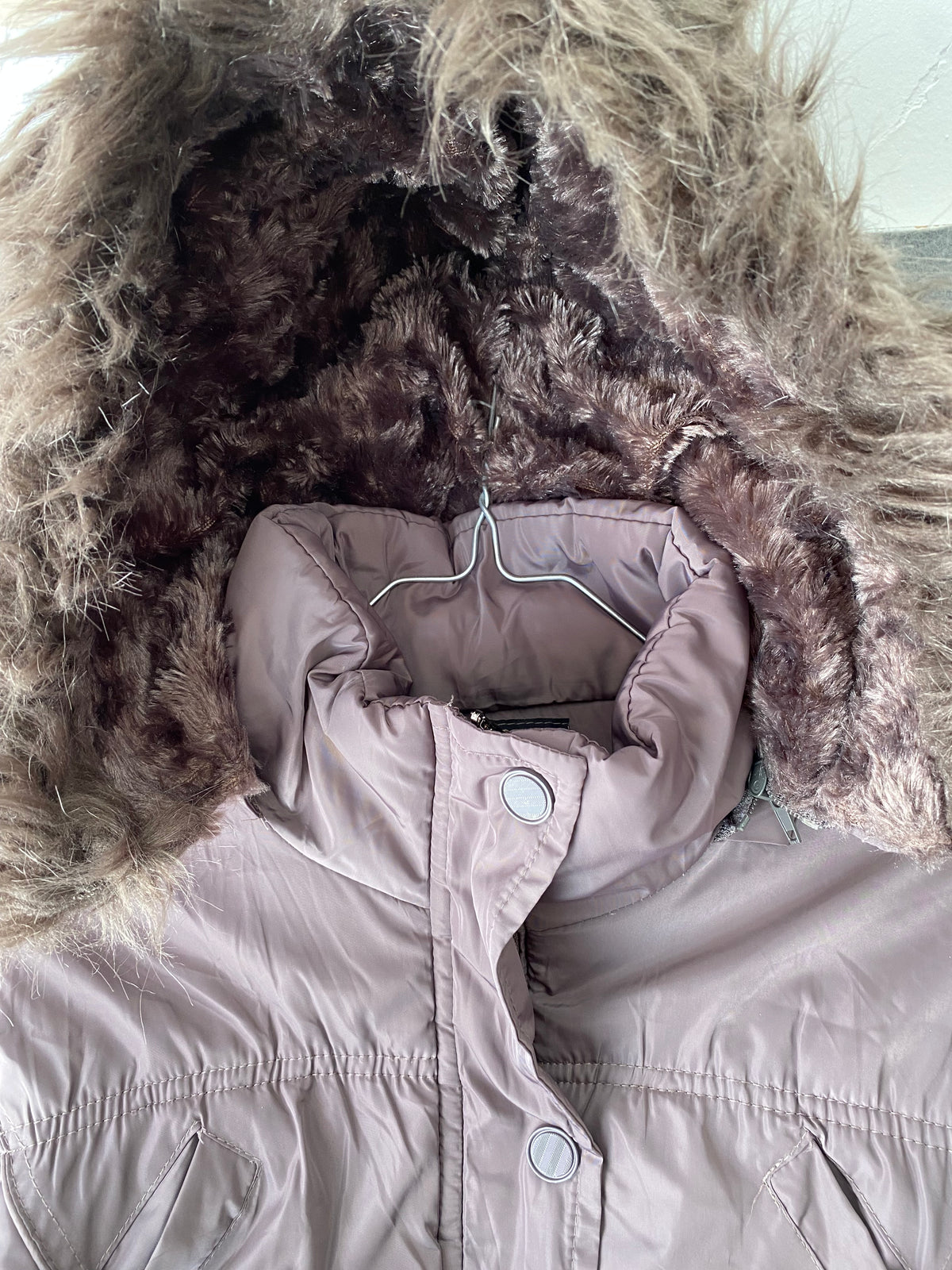 Doudoune mauve à capuche fausse fourrure
