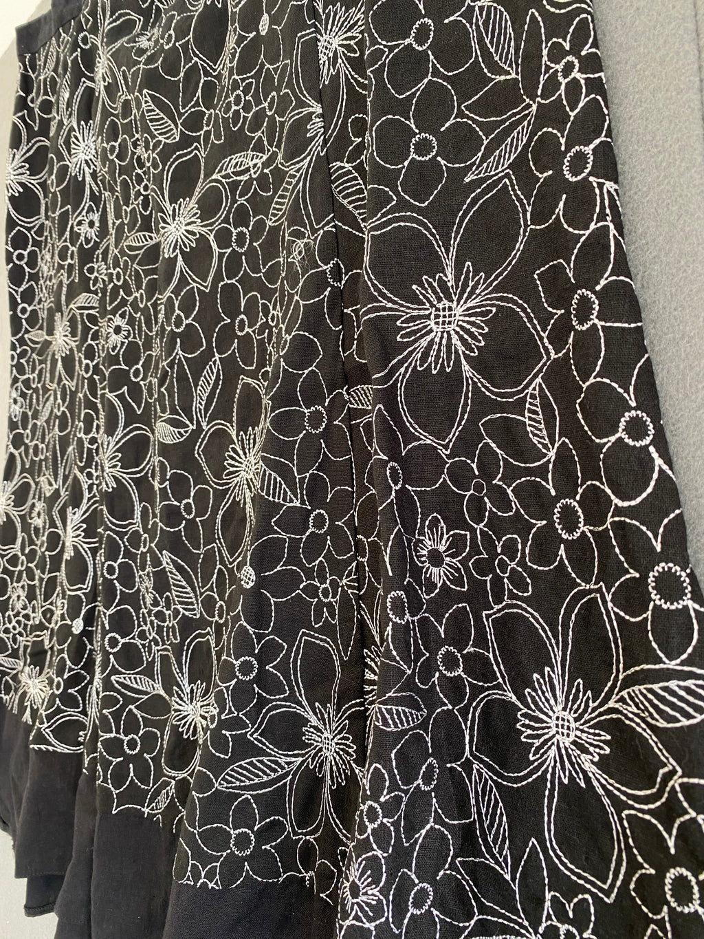 Jupe noire brodée fleurs blanches volantée