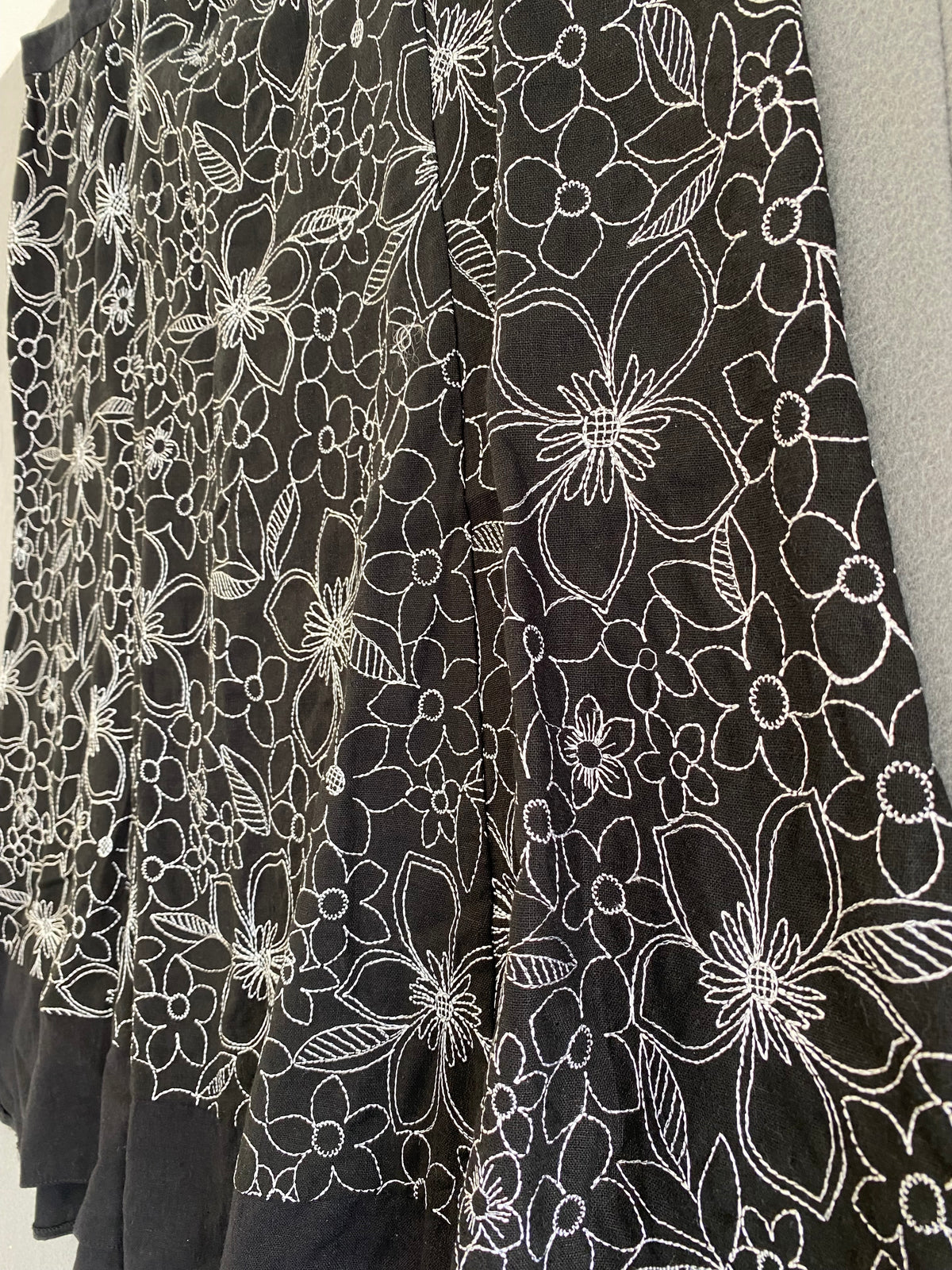 Jupe noire brodée fleurs blanches volantée