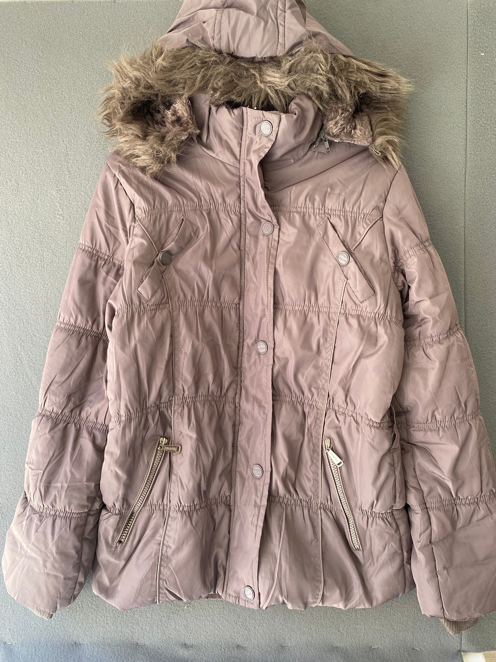 Doudoune mauve à capuche fausse fourrure