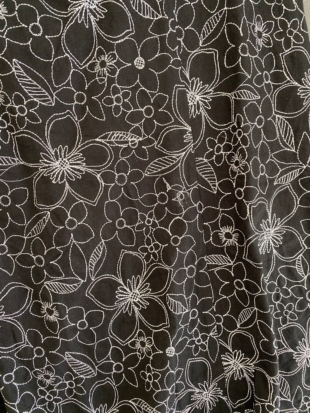Jupe noire brodée fleurs blanches volantée