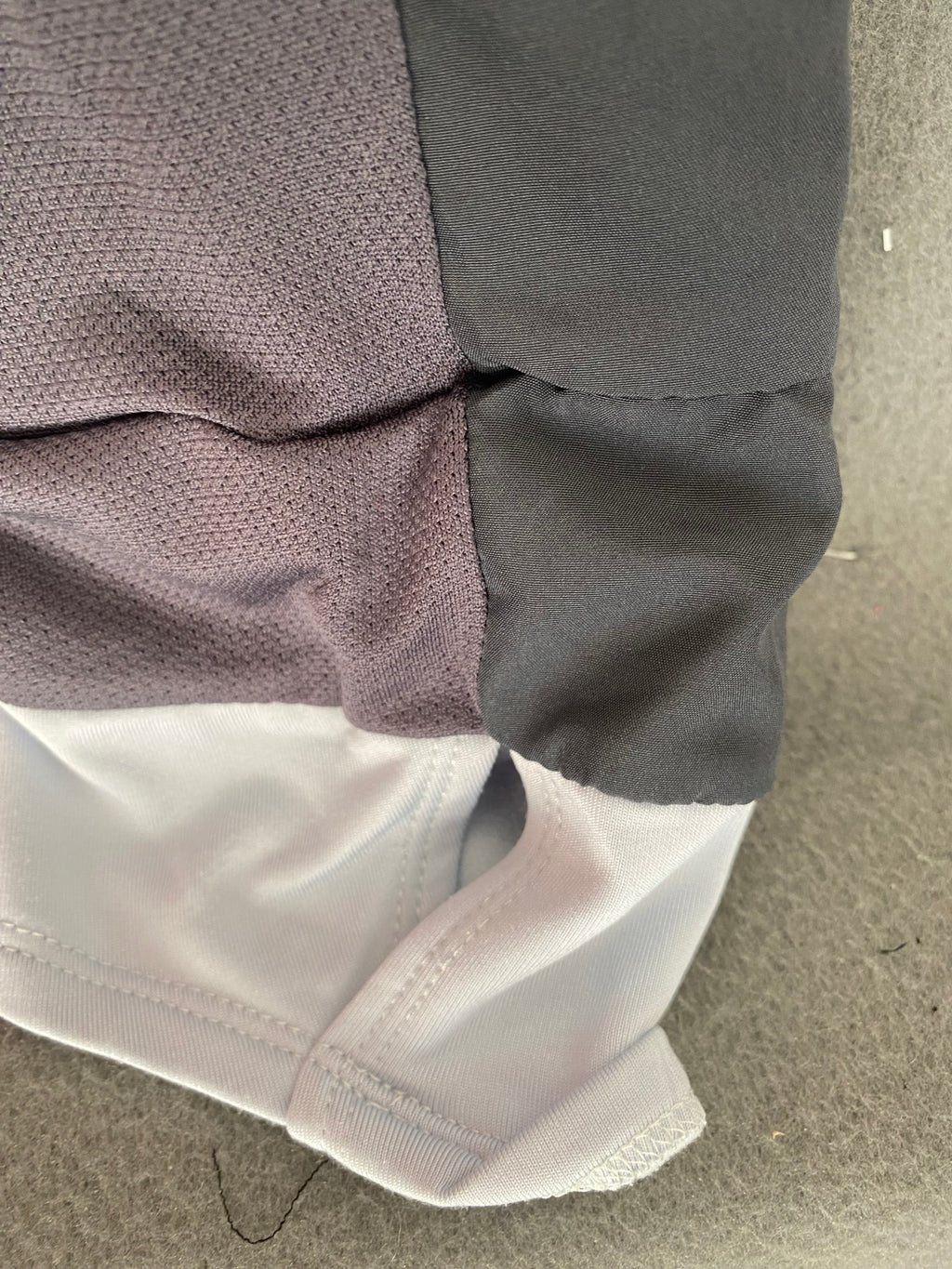 Veste de running à capuche gris noir et rose