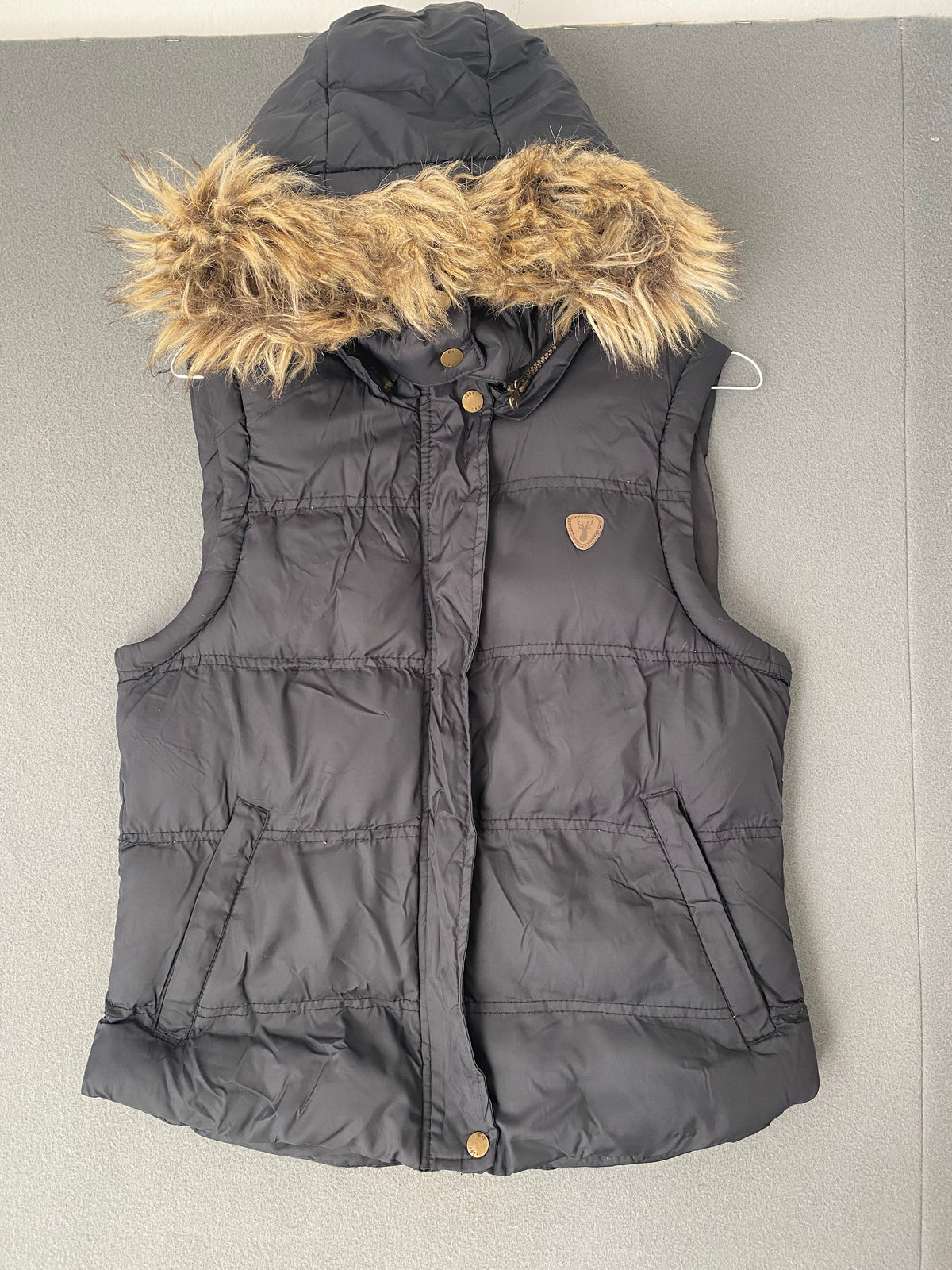 Gilet sans manches noir capuche fausse fourrure