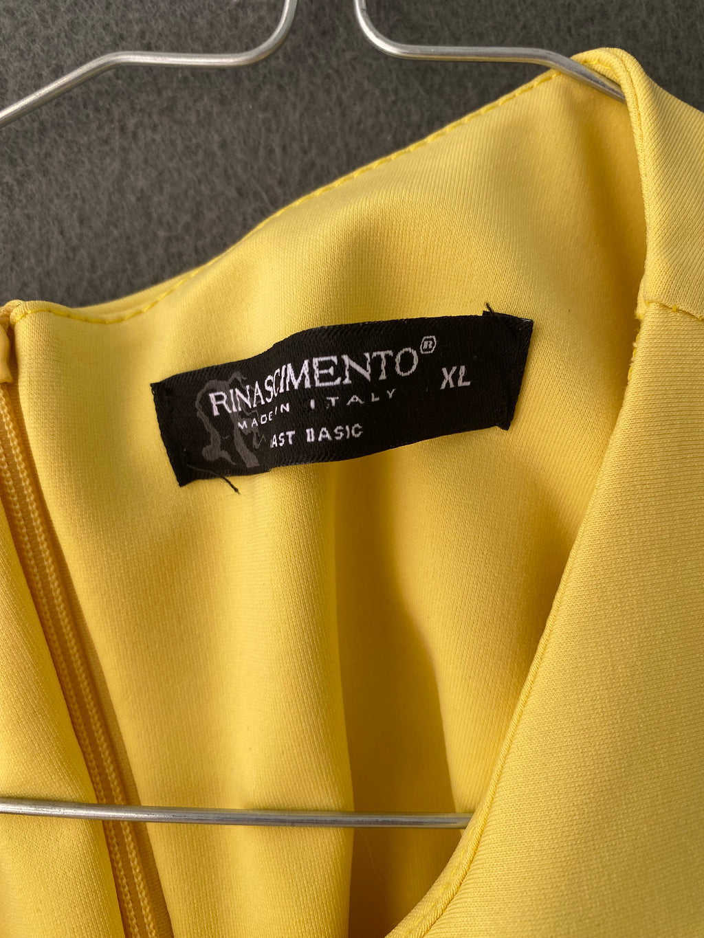 Robe fourreau jaune drapée