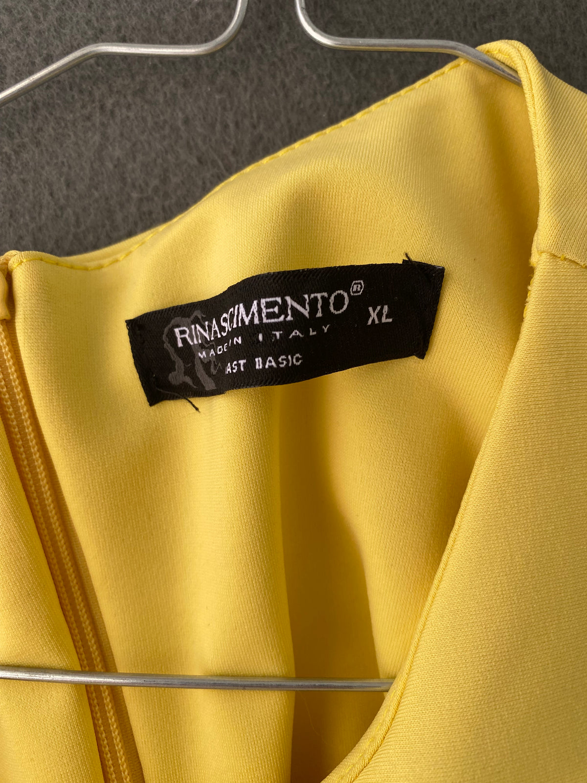 Robe fourreau jaune drapée