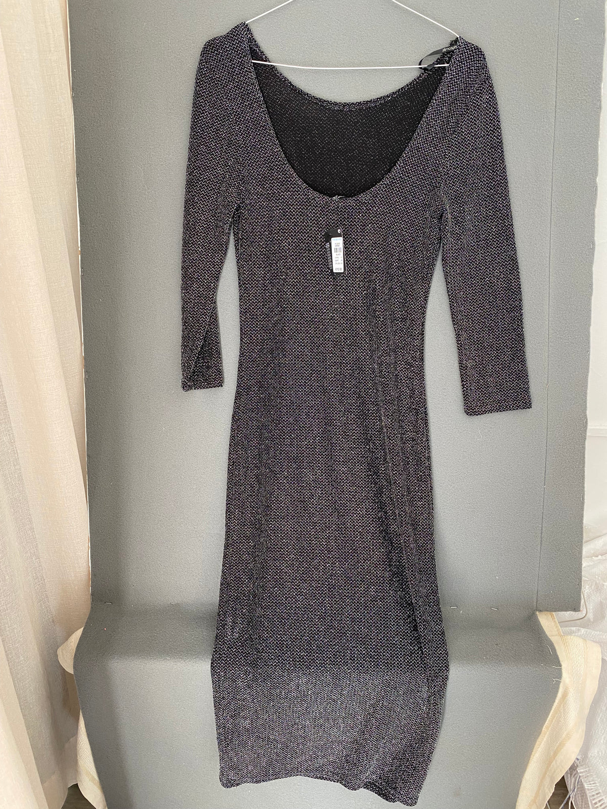 Robe midi noire scintillante à manches 3/4