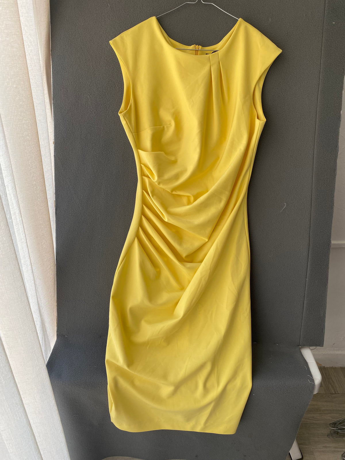 Robe fourreau jaune drapée