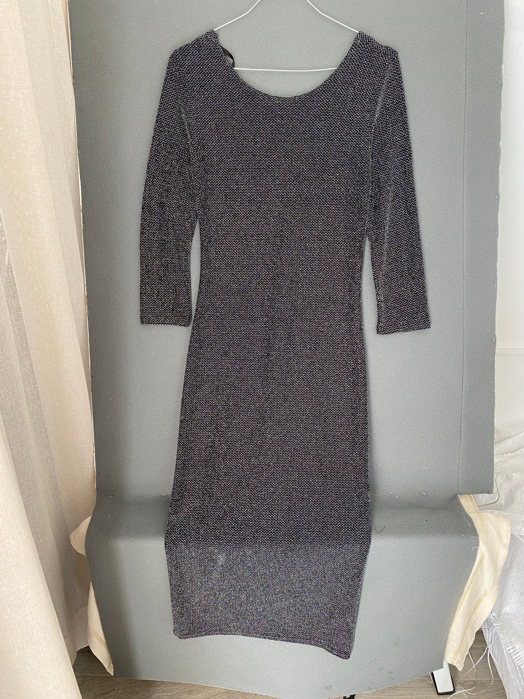 Robe midi noire scintillante à manches 3/4