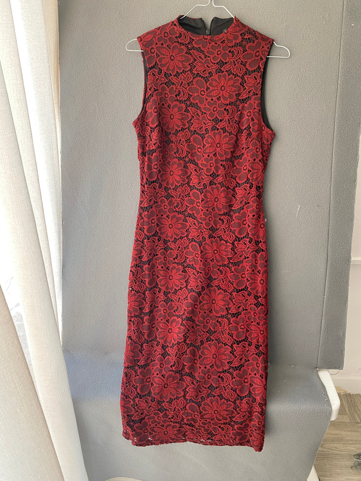 Robe midi en dentelle rouge à col montant
