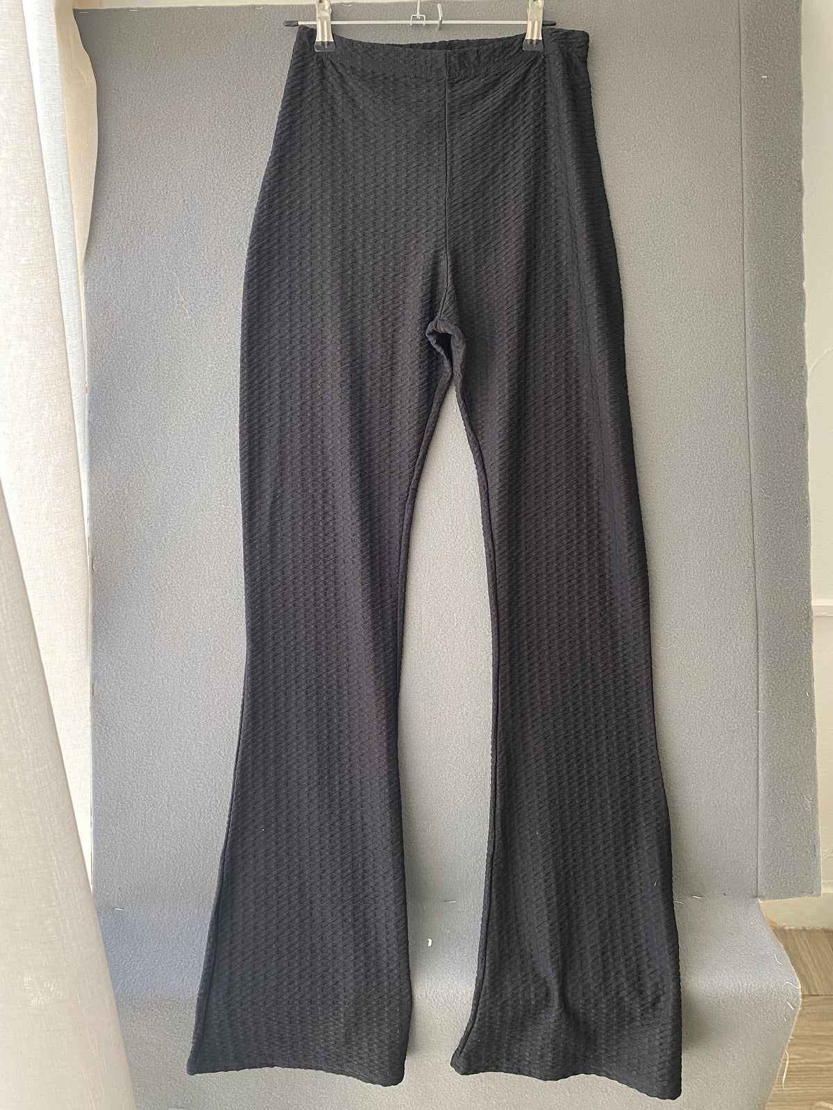 Pantalon évasé noir en maille texturée