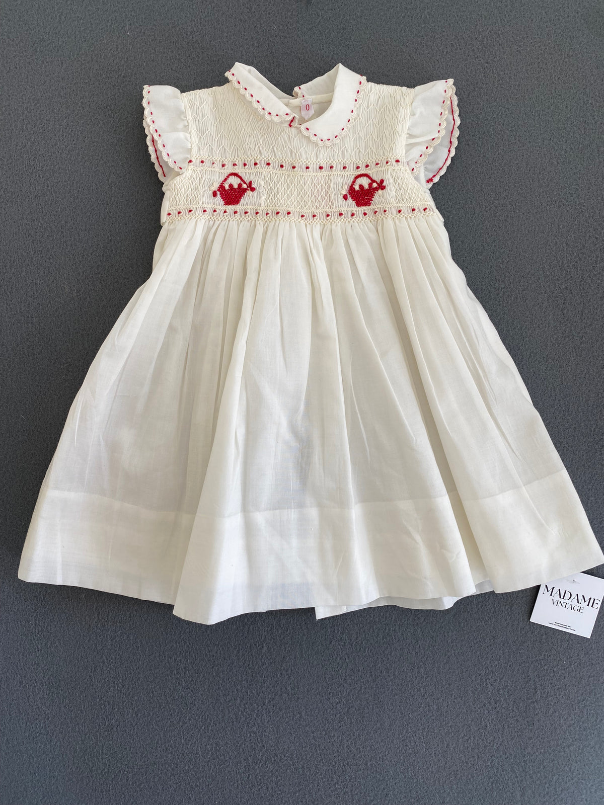 Robe bébé smockée ivoire brodée paniers rouges