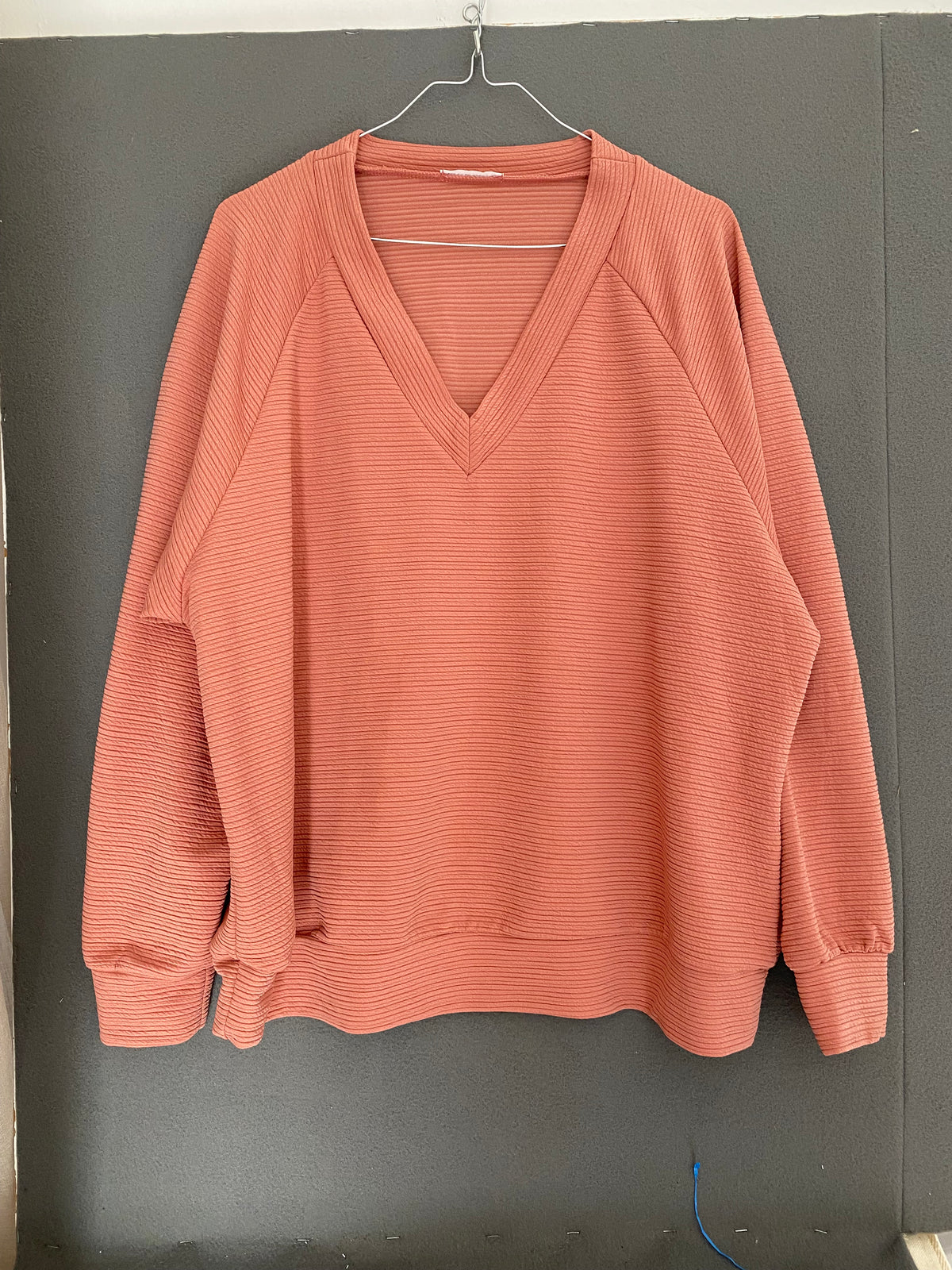 Pull col V terracotta texturé