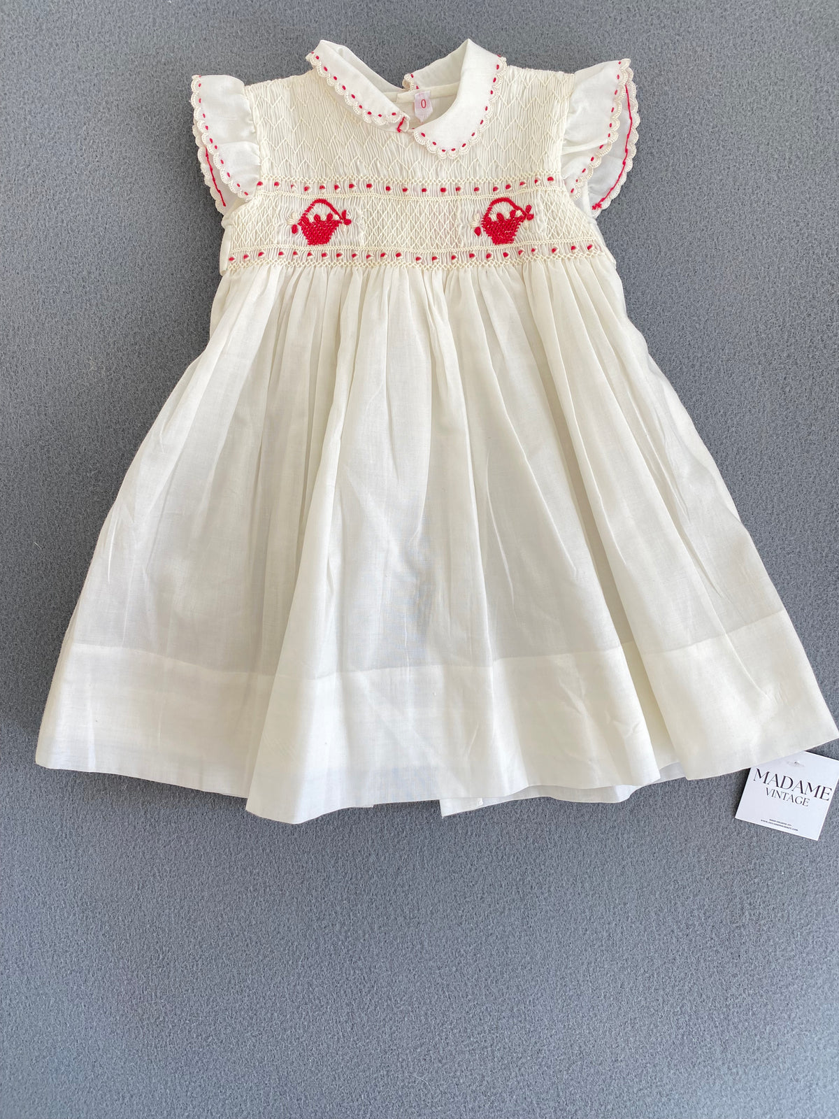 Robe bébé smockée ivoire brodée paniers rouges
