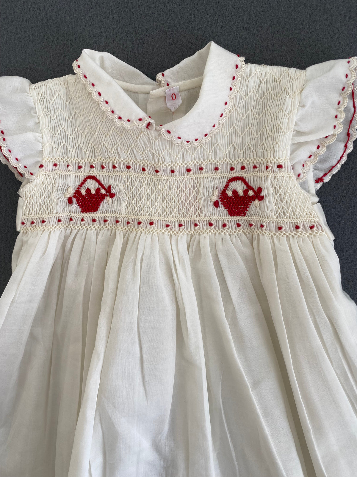 Robe bébé smockée ivoire brodée paniers rouges