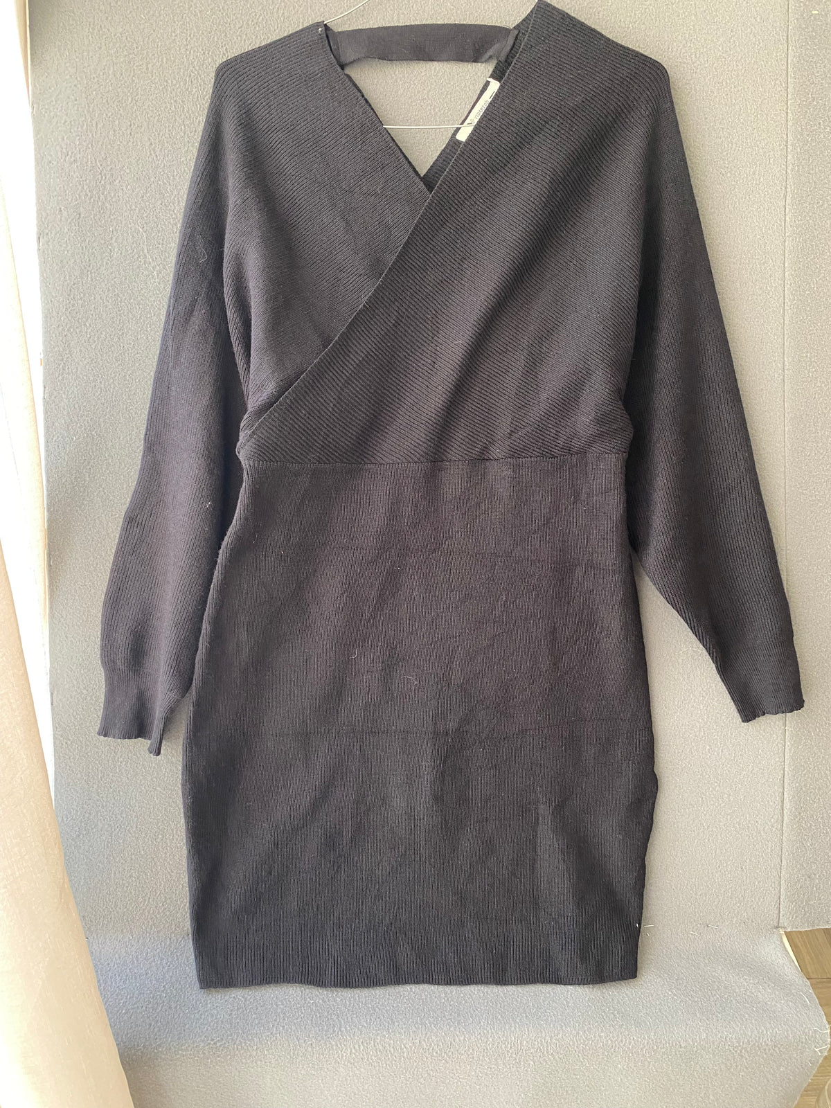 Robe pull portefeuille noire à dos ouvert