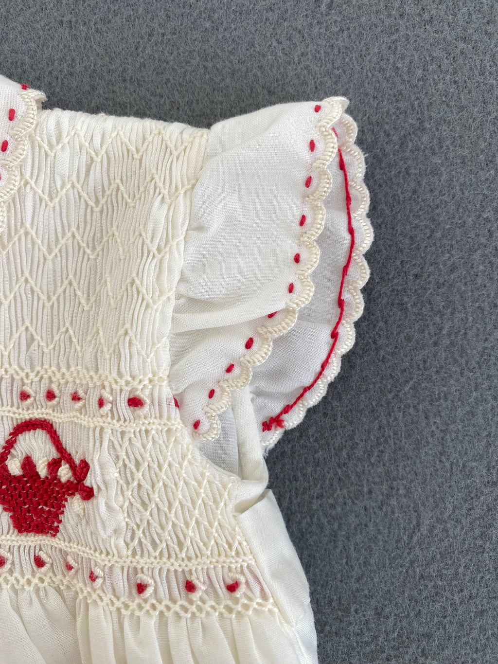 Robe bébé smockée ivoire brodée paniers rouges