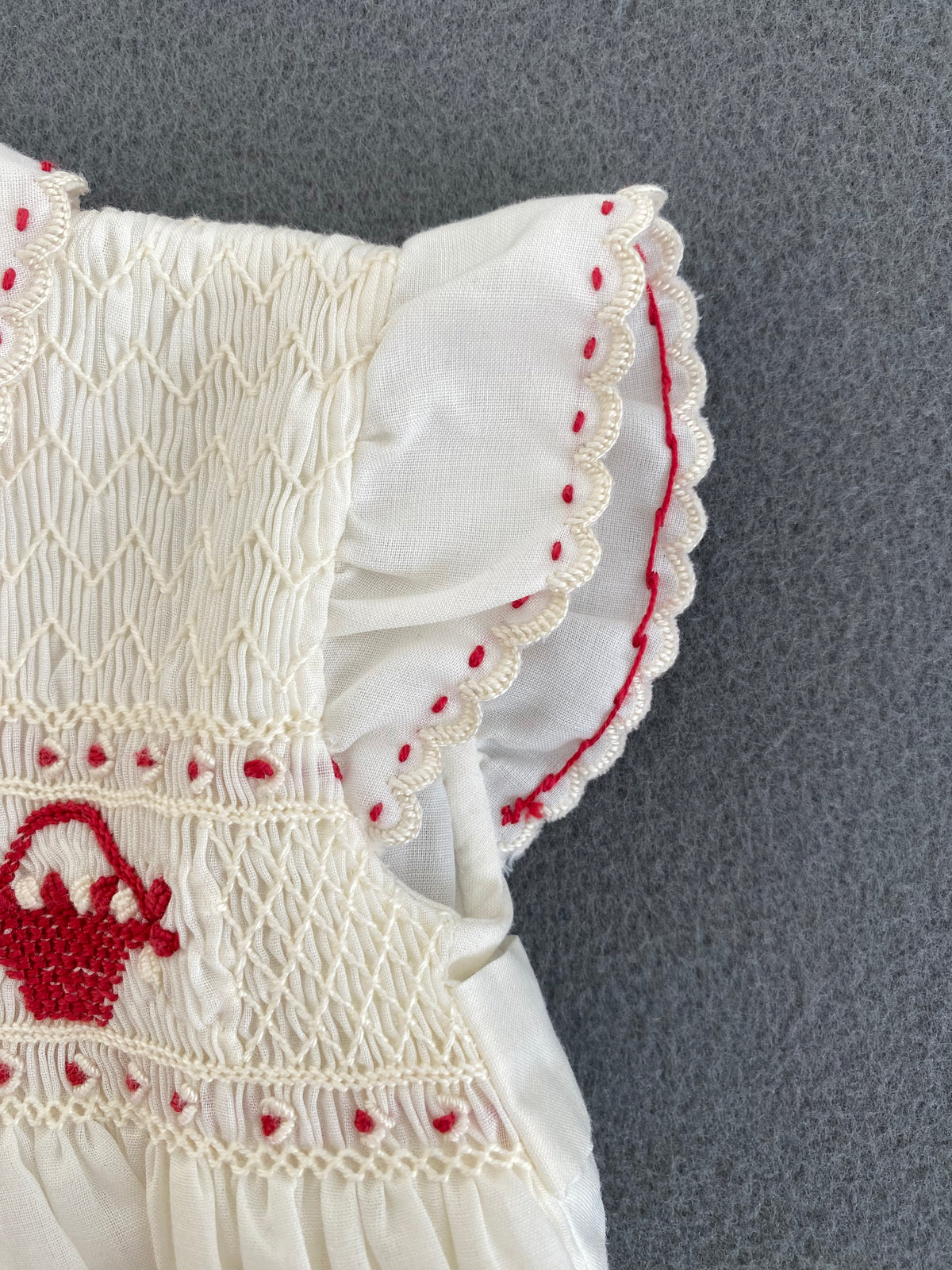 Robe bébé smockée ivoire brodée paniers rouges