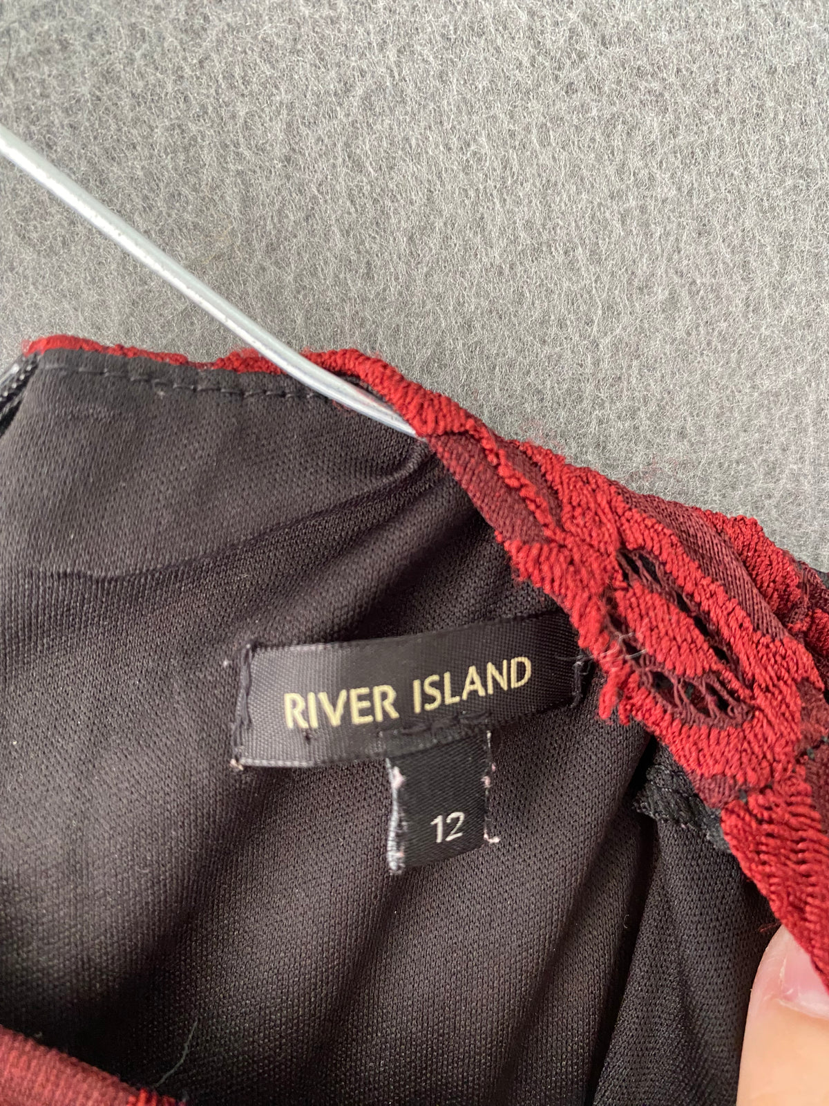 Robe midi en dentelle rouge à col montant