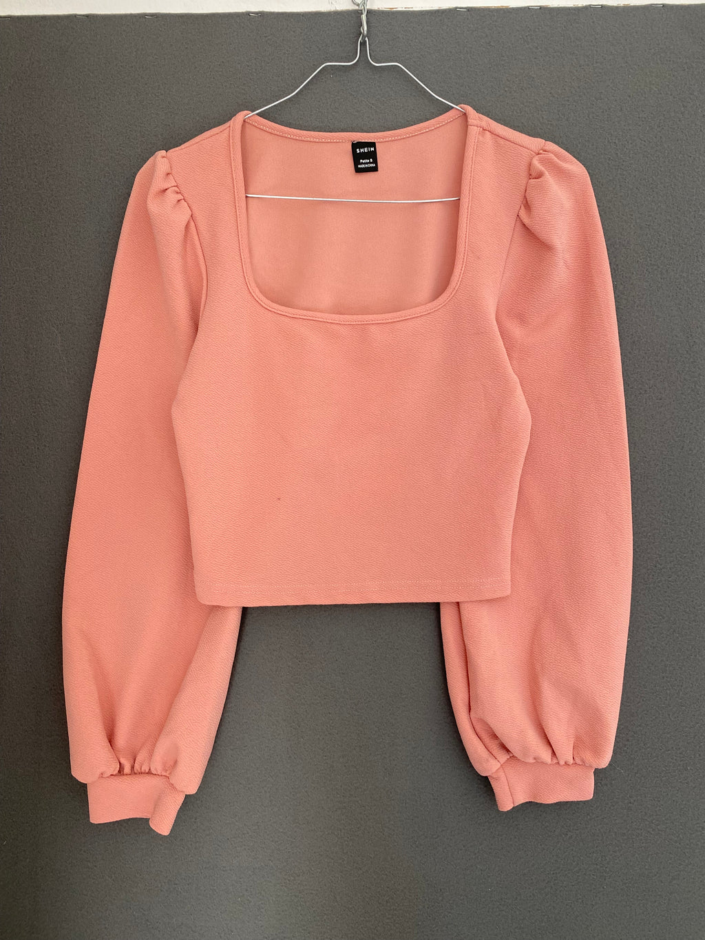 Crop top corail à encolure carrée et manches bouffantes