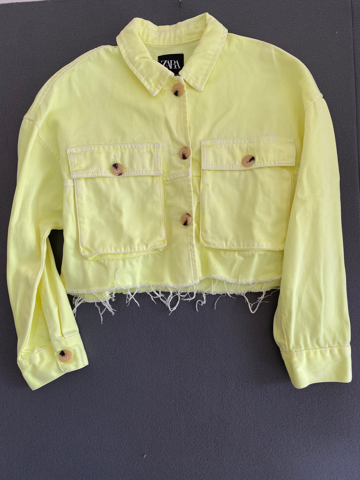 Veste courte Zara en jean jaune fluo bords francs