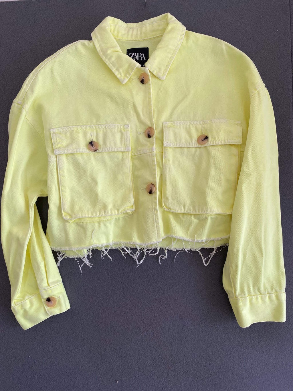 Veste courte Zara en jean jaune fluo bords francs