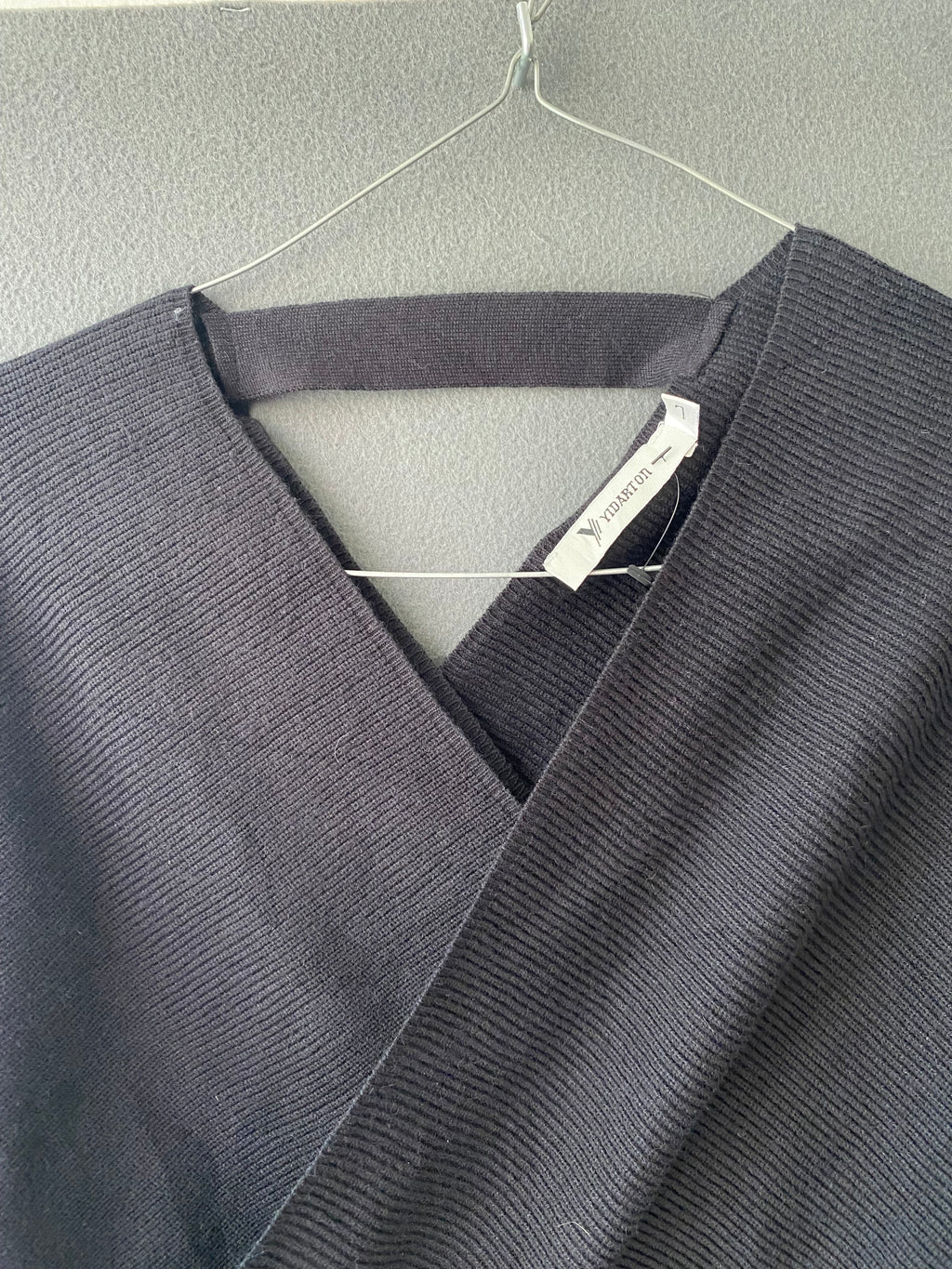 Robe pull portefeuille noire à dos ouvert