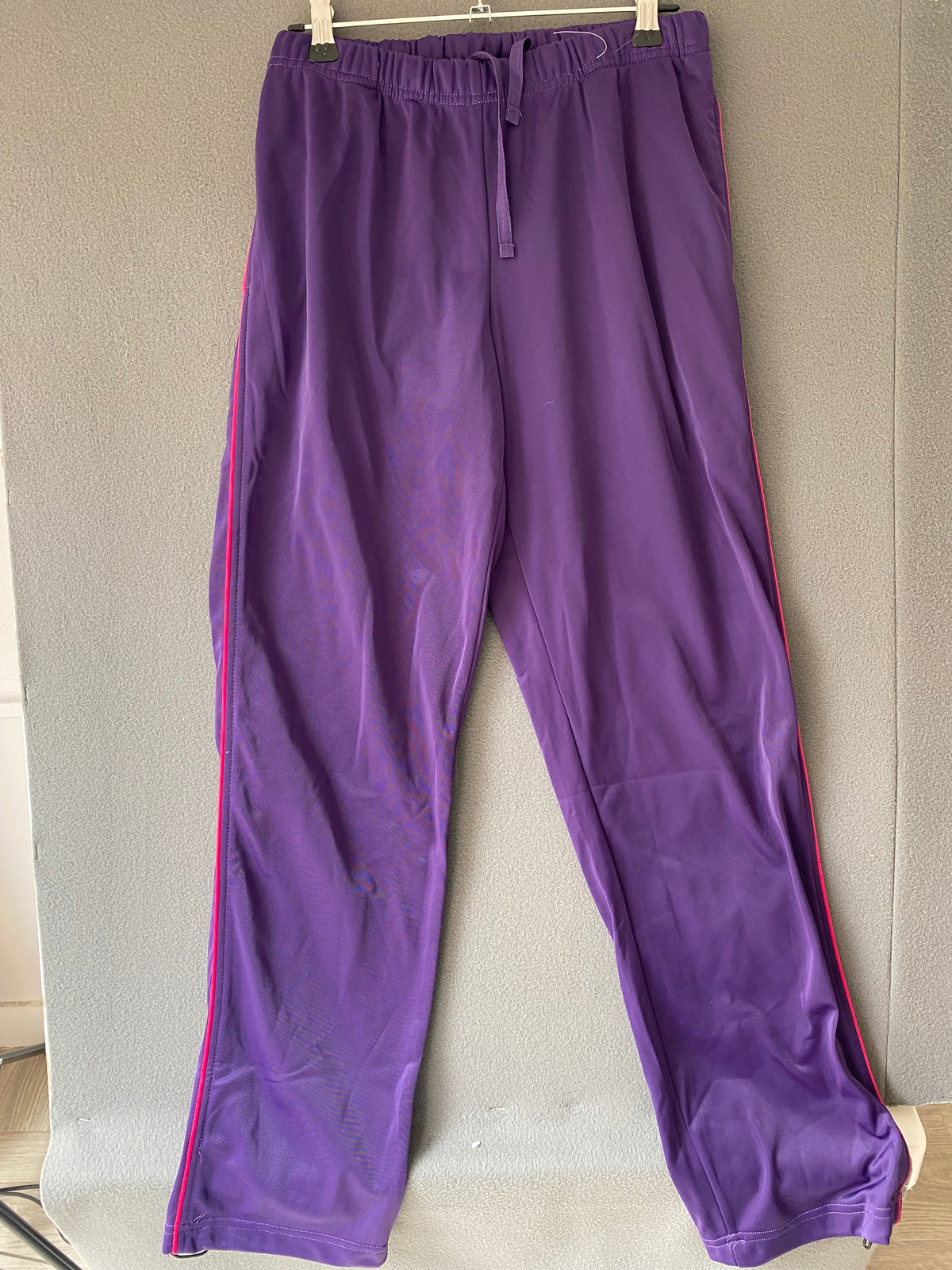 Pantalon de survêtement violet passepoil rose