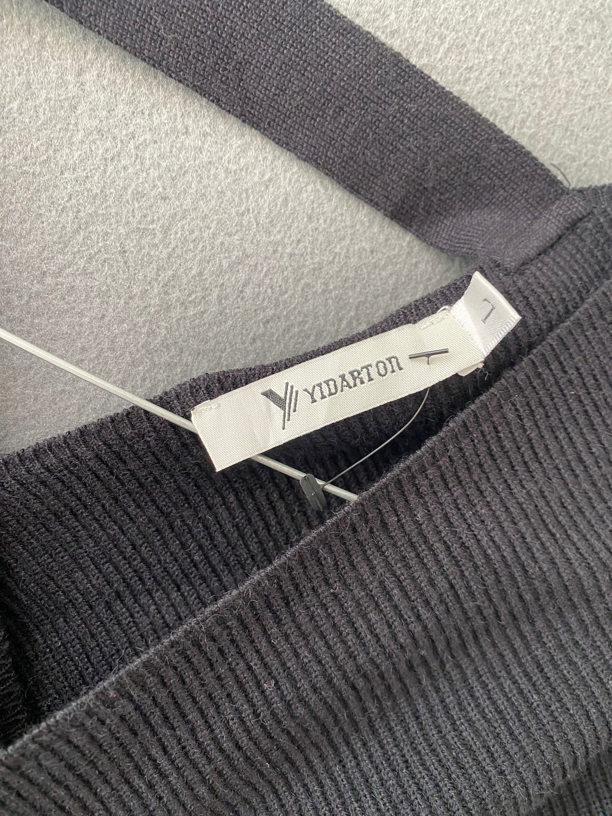 Robe pull portefeuille noire à dos ouvert