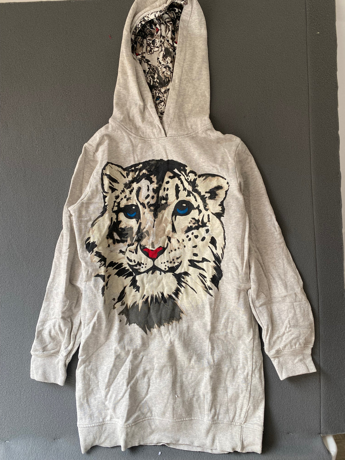 Robe sweat à capuche grise léopard des neiges