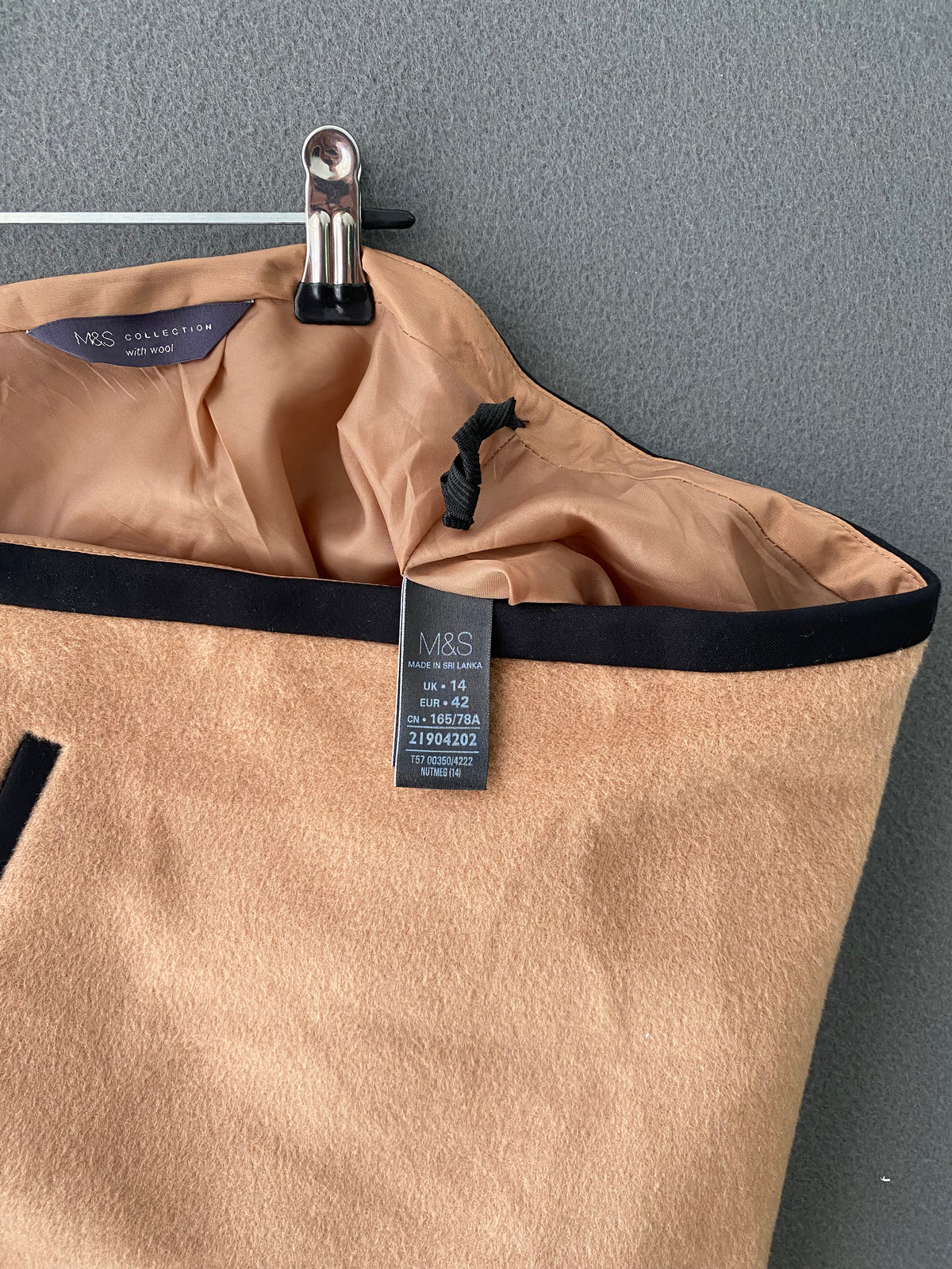 Jupe droite camel en lainage à passepoil noir