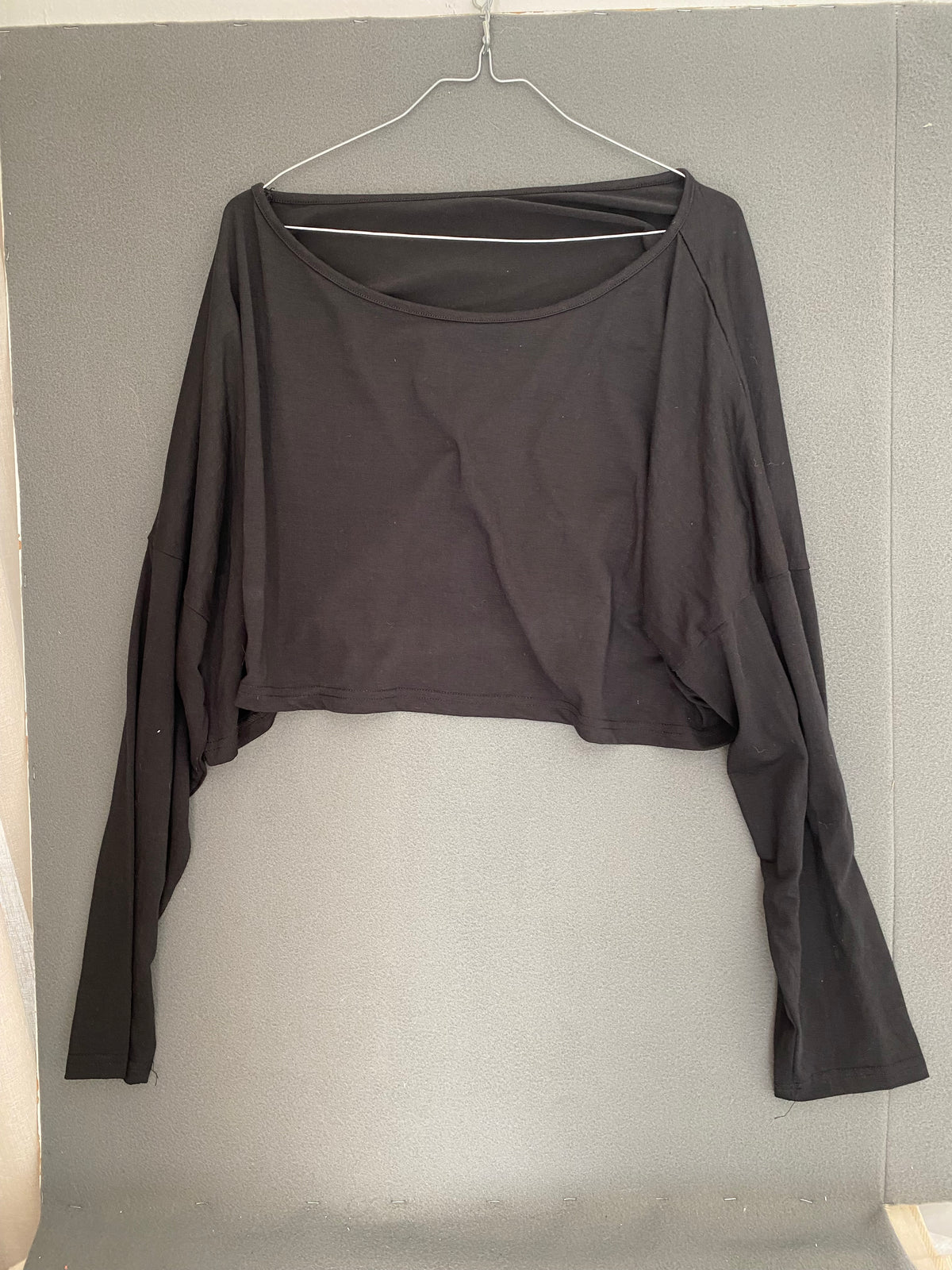 Crop top noir ample à manches longues