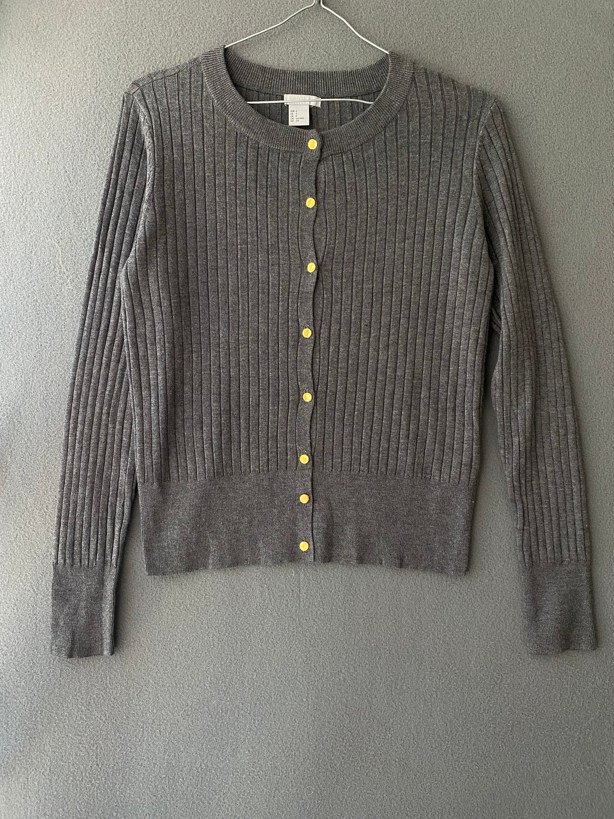 Gilet côtelé gris à boutons jaunes