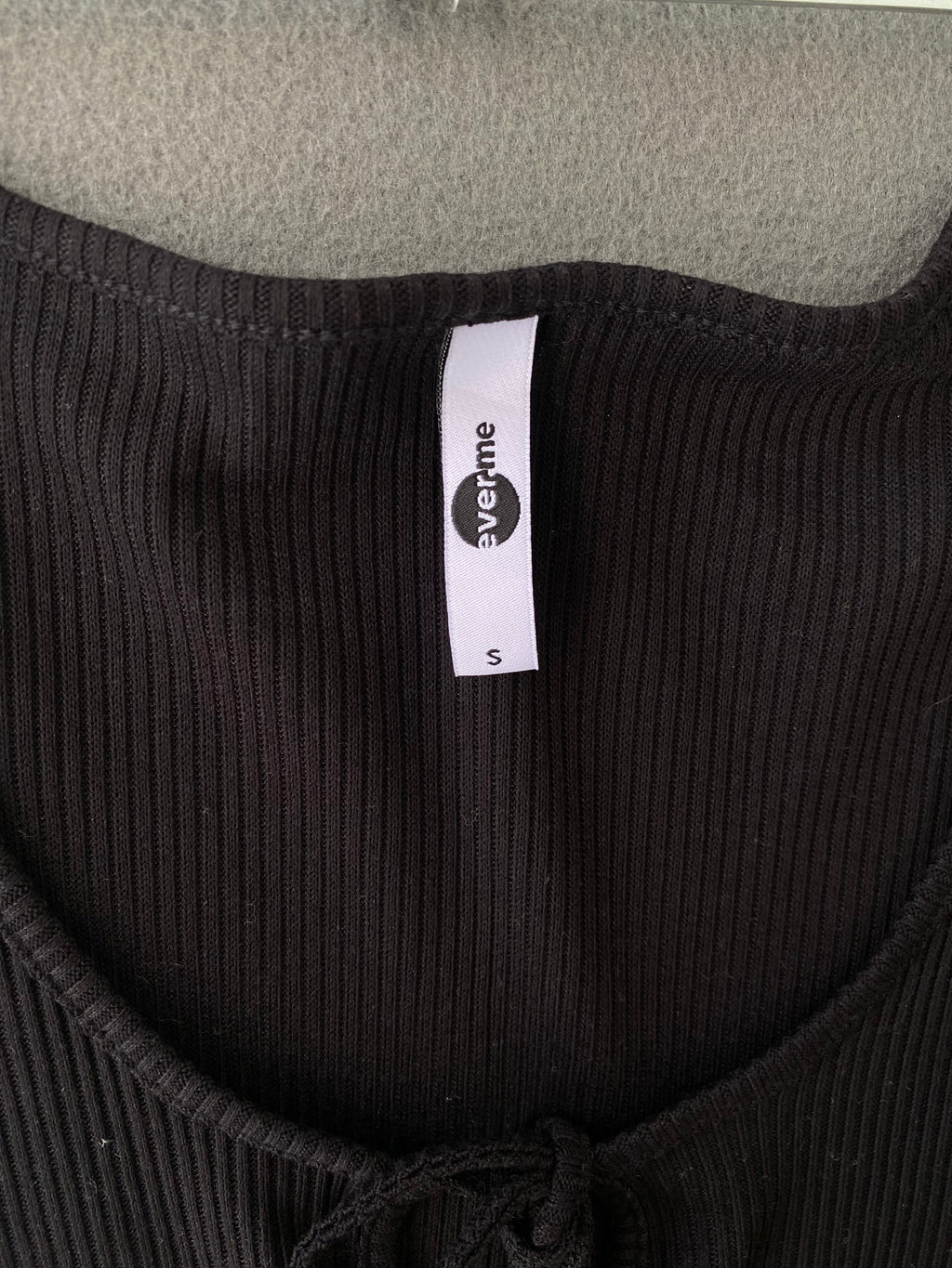 Top côtelé noir à nœud et encolure ouverte