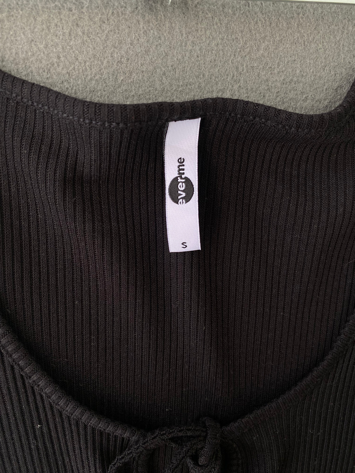 Top côtelé noir à nœud et encolure ouverte