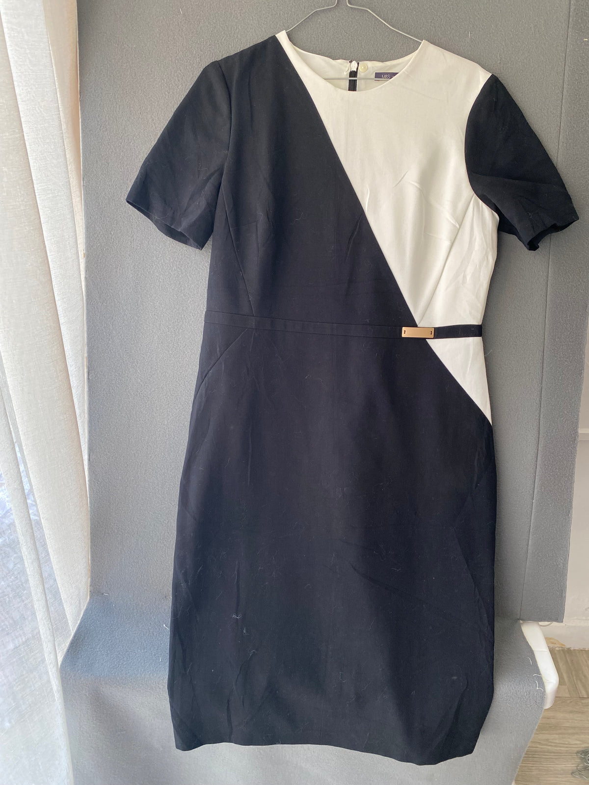 Robe fourreau noir et blanc asymétrique