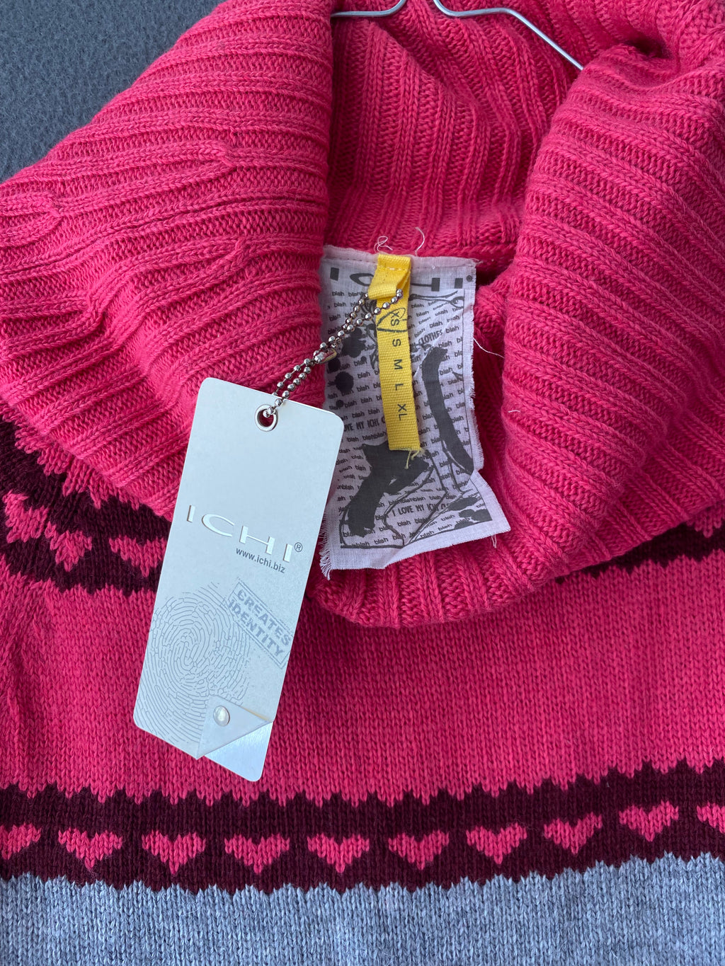 Robe pull rose et grise à cœurs et col bénitier