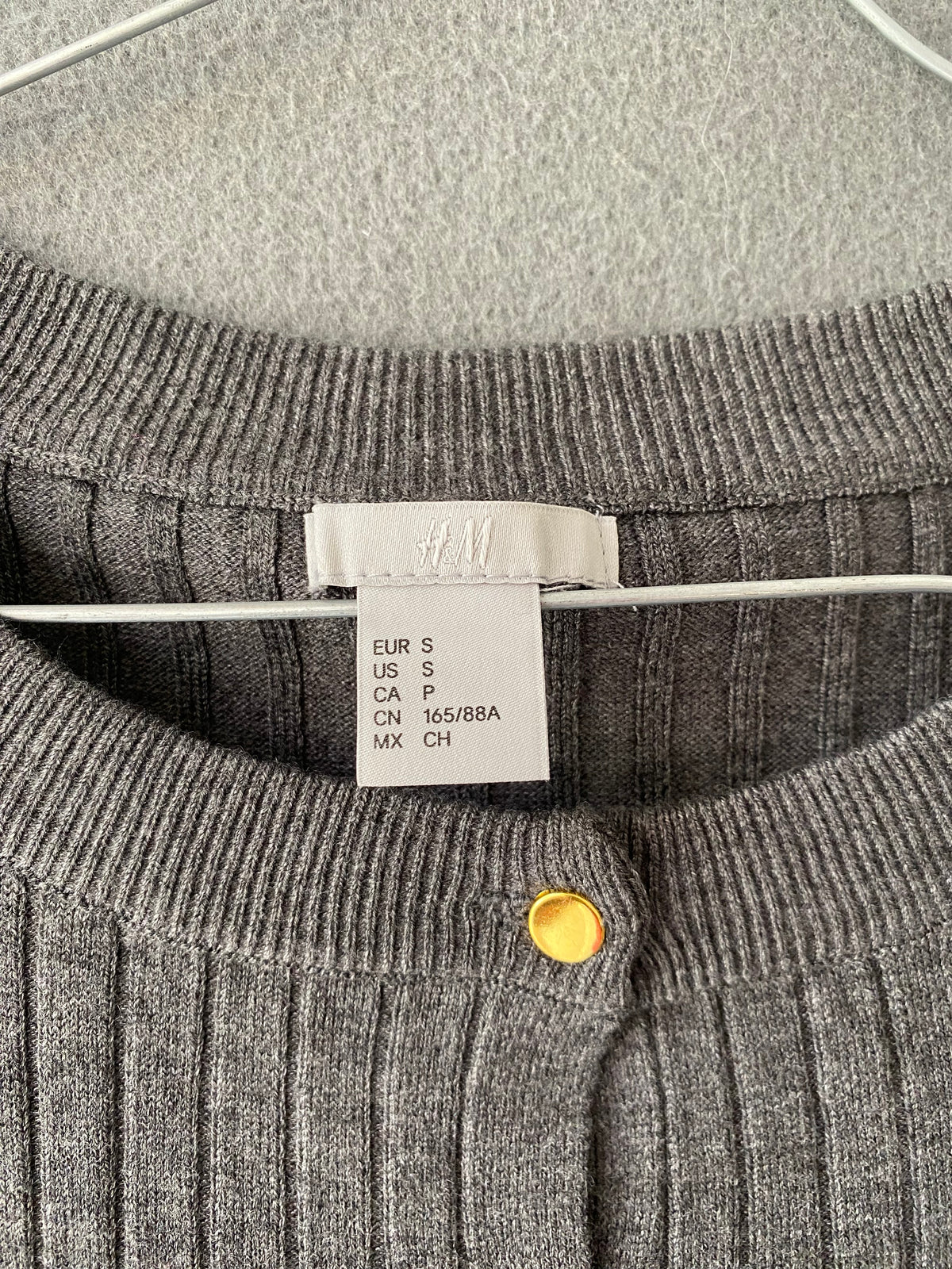 Gilet côtelé gris à boutons jaunes