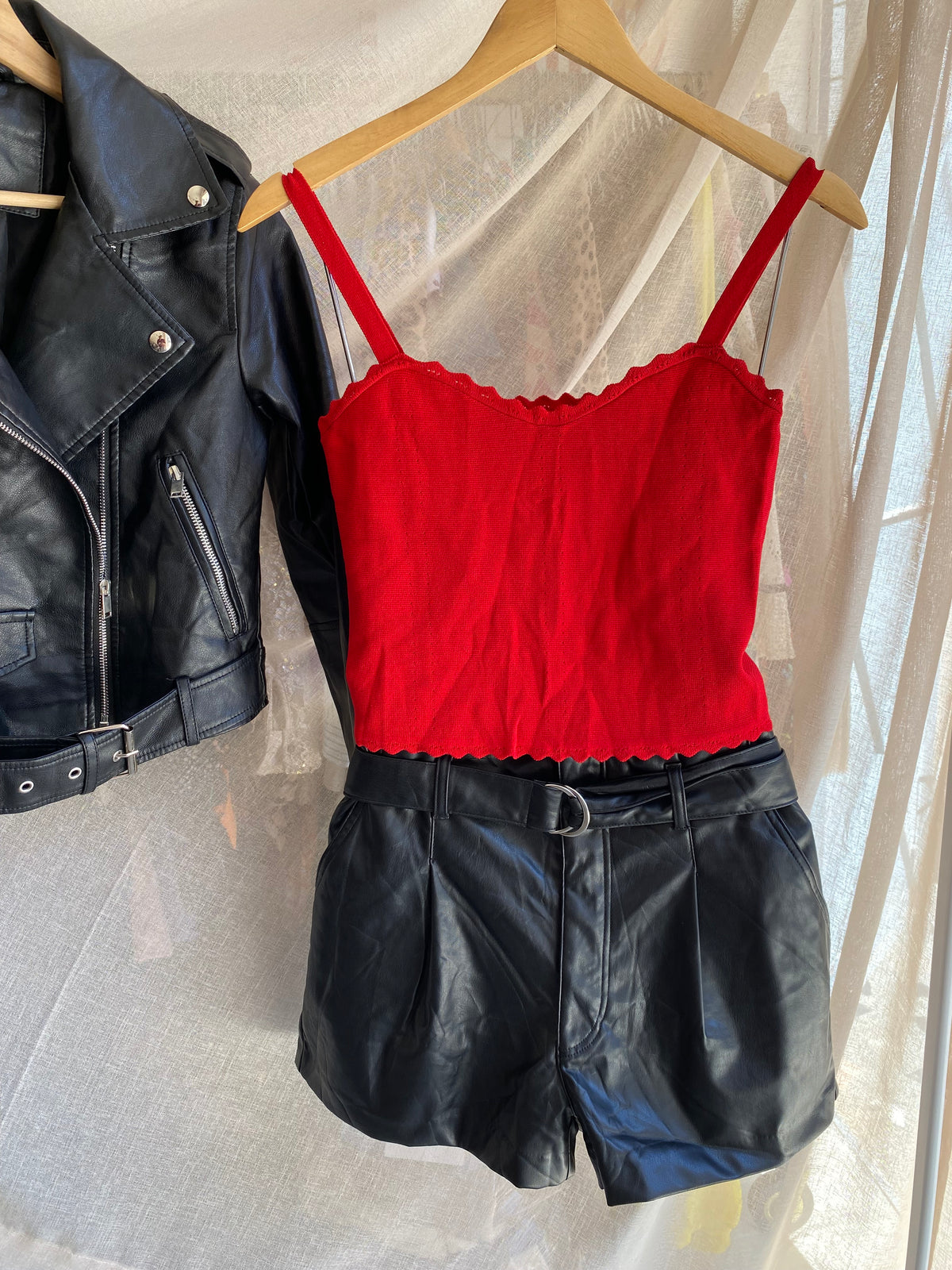Short en simili cuir noir taille paperbag à double boucle