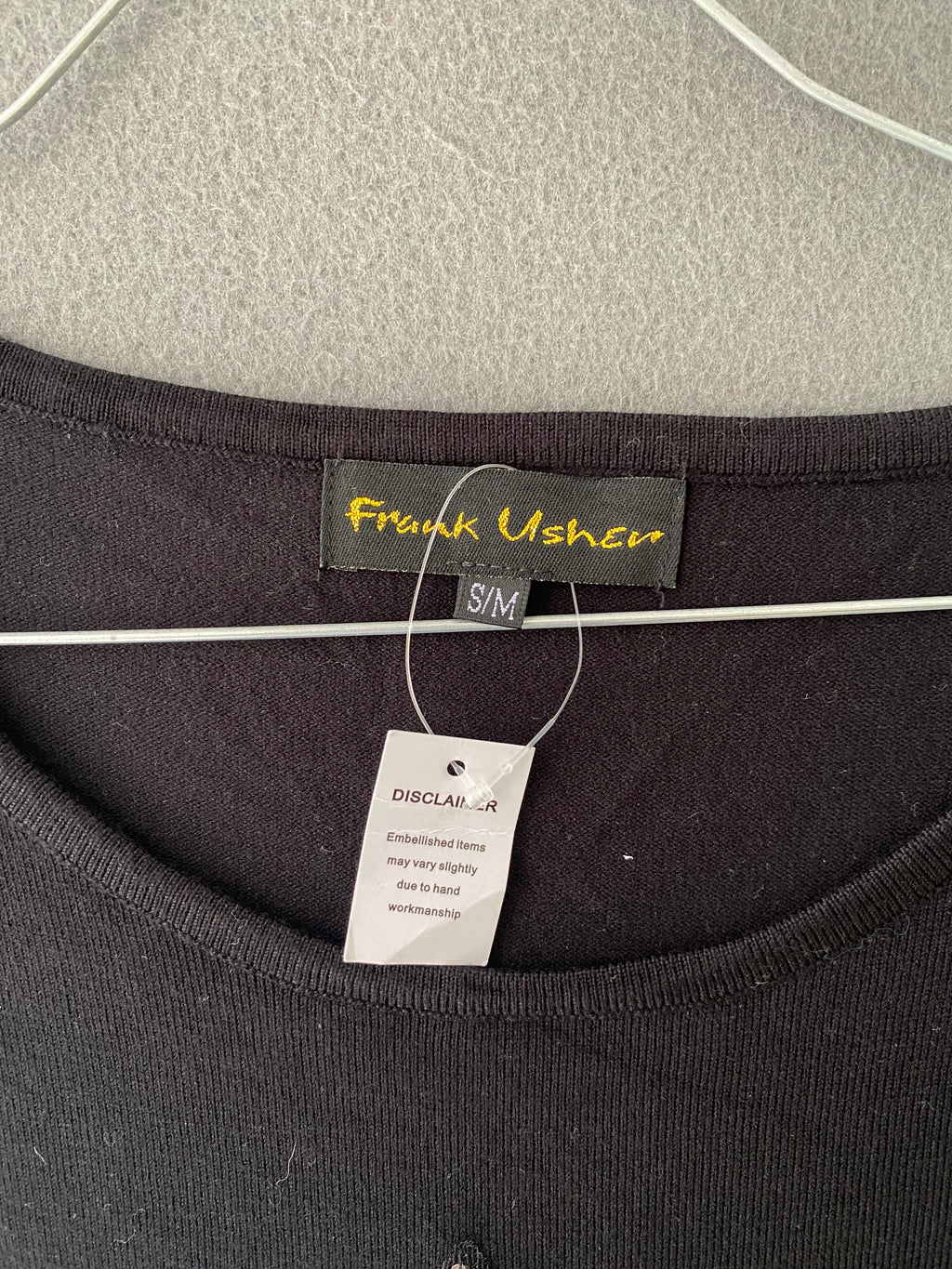 Pull fin noir à étoile en sequins léopard