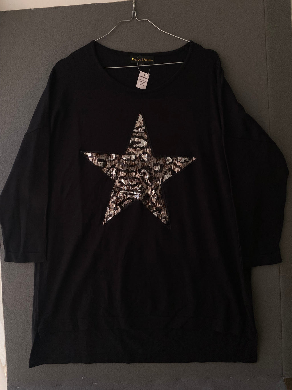 Pull fin noir à étoile en sequins léopard
