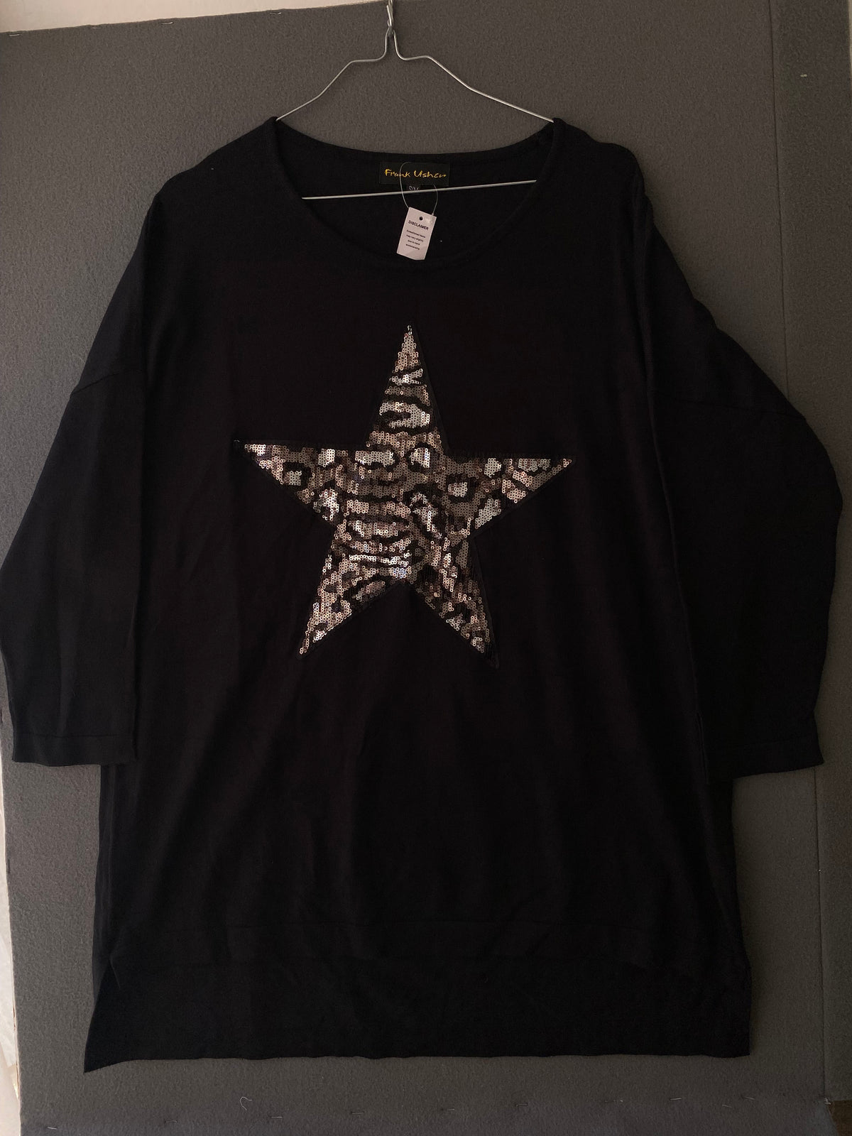 Pull fin noir à étoile en sequins léopard