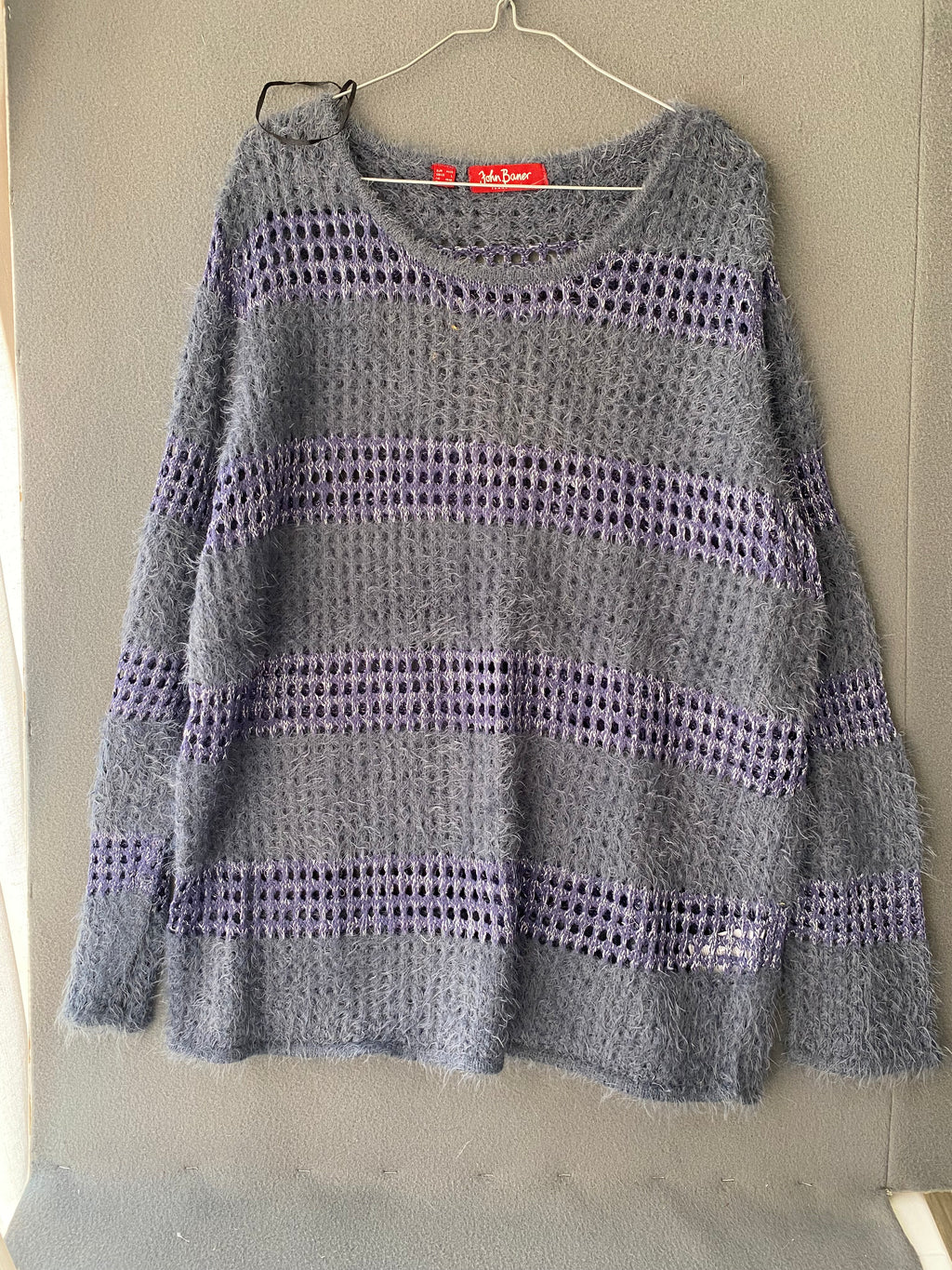 Pull poilu ajouré gris à rayures violettes