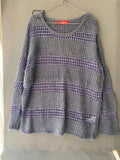 Pull poilu ajouré gris à rayures violettes