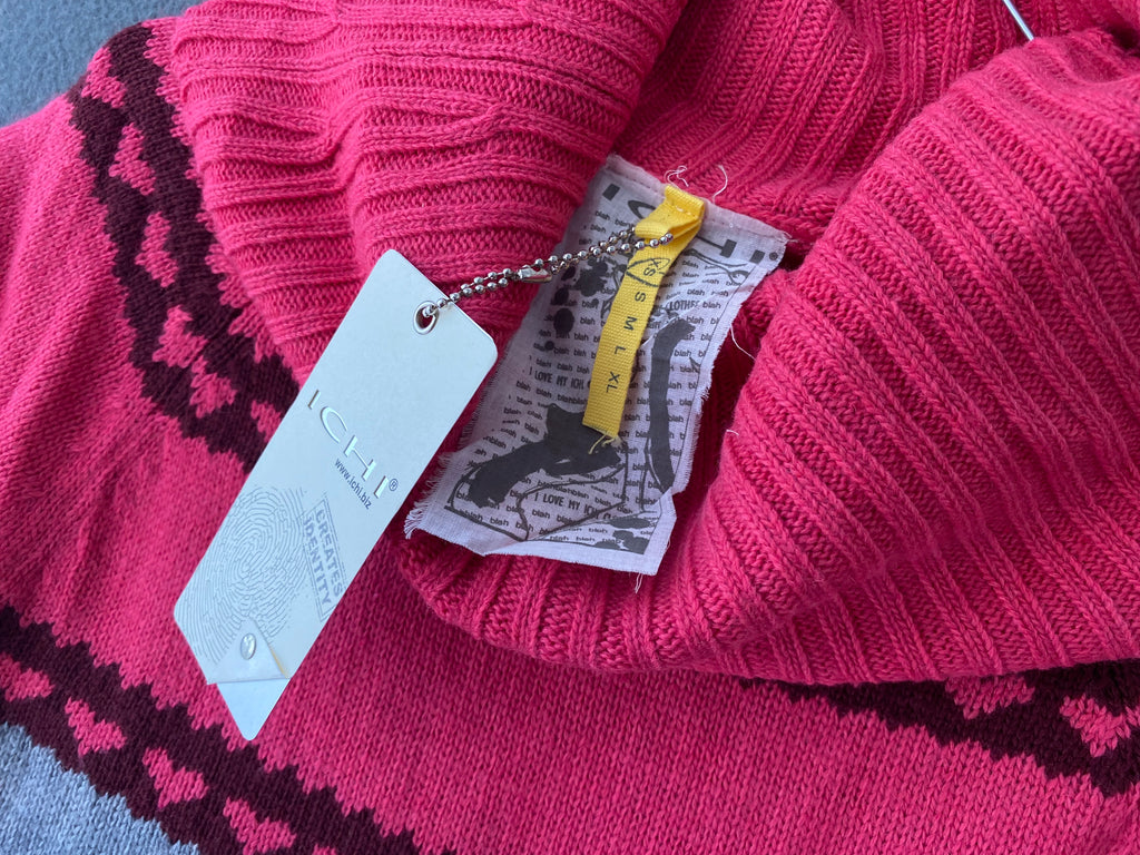 Robe pull rose et grise à cœurs et col bénitier
