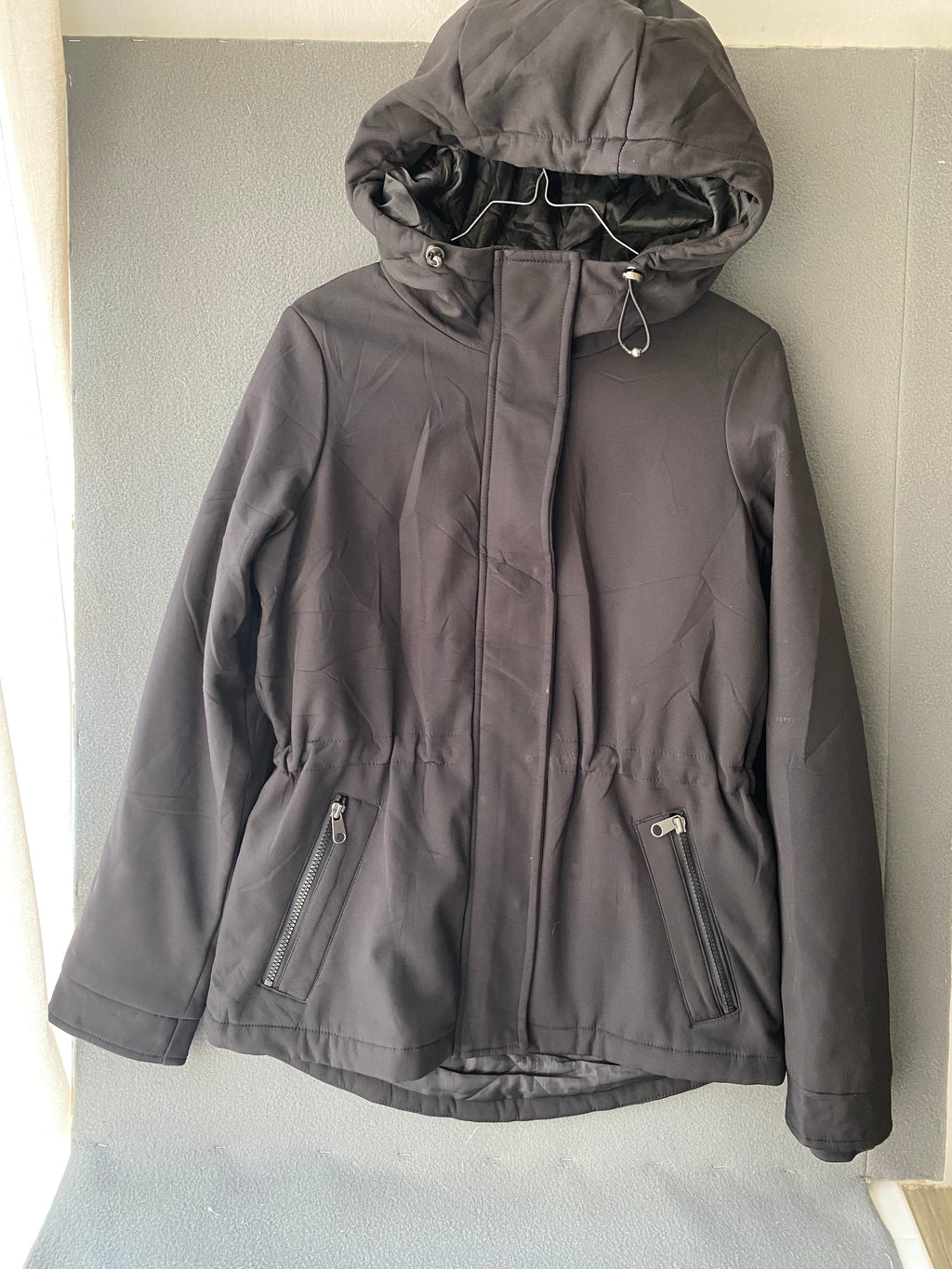 Parka softshell noire à capuche et taille coulissée