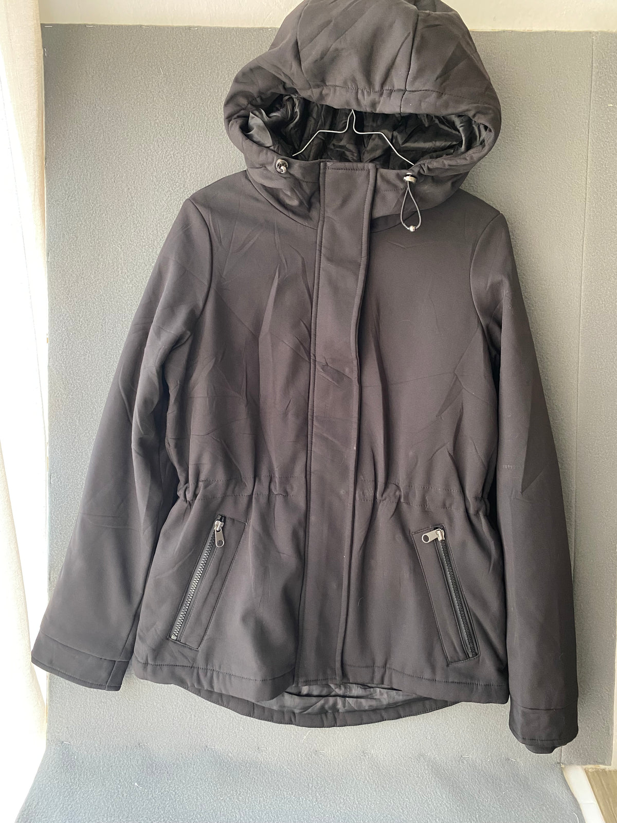 Parka softshell noire à capuche et taille coulissée