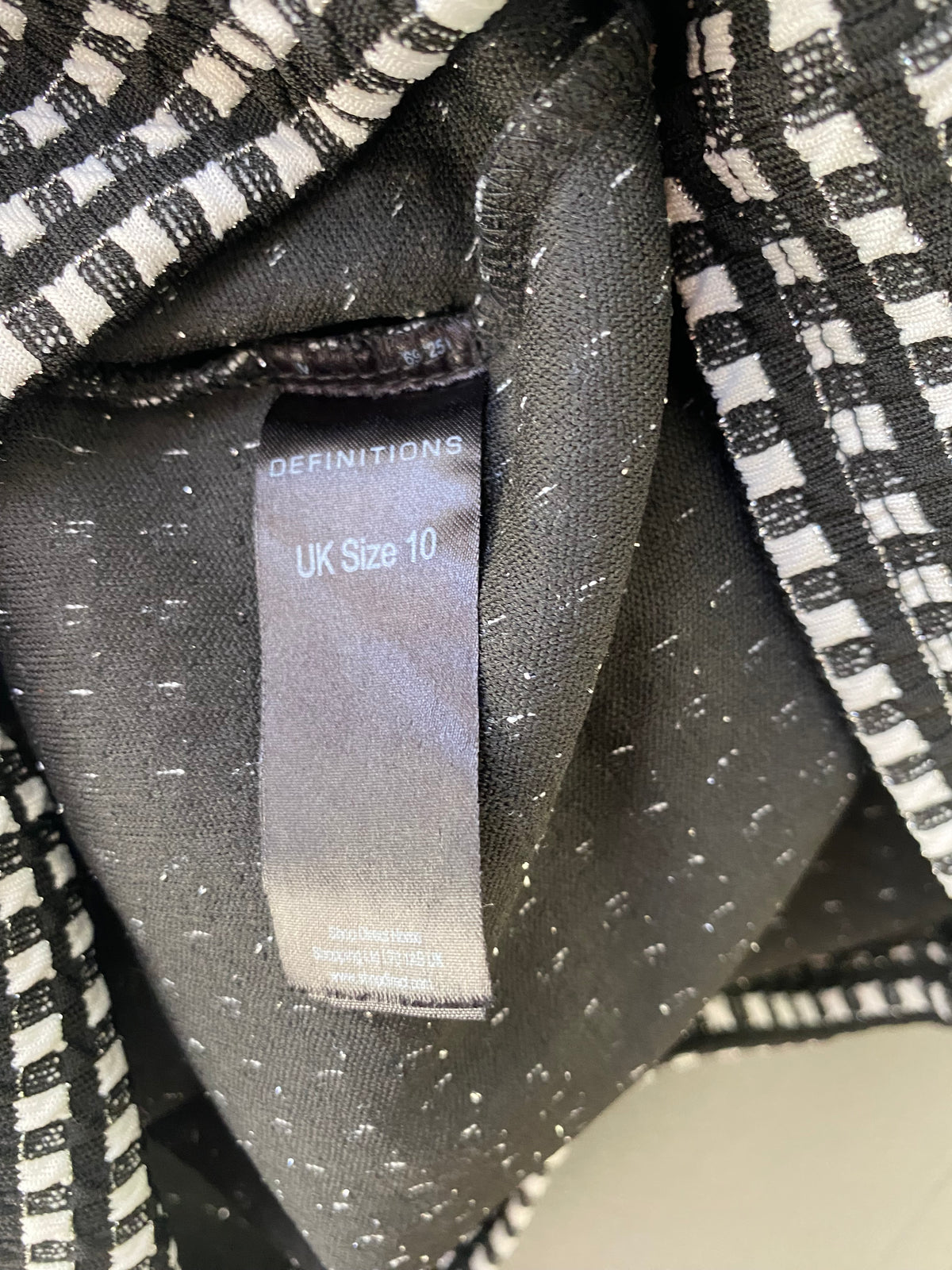 Robe moulante quadrillée noir et blanc à col bardot