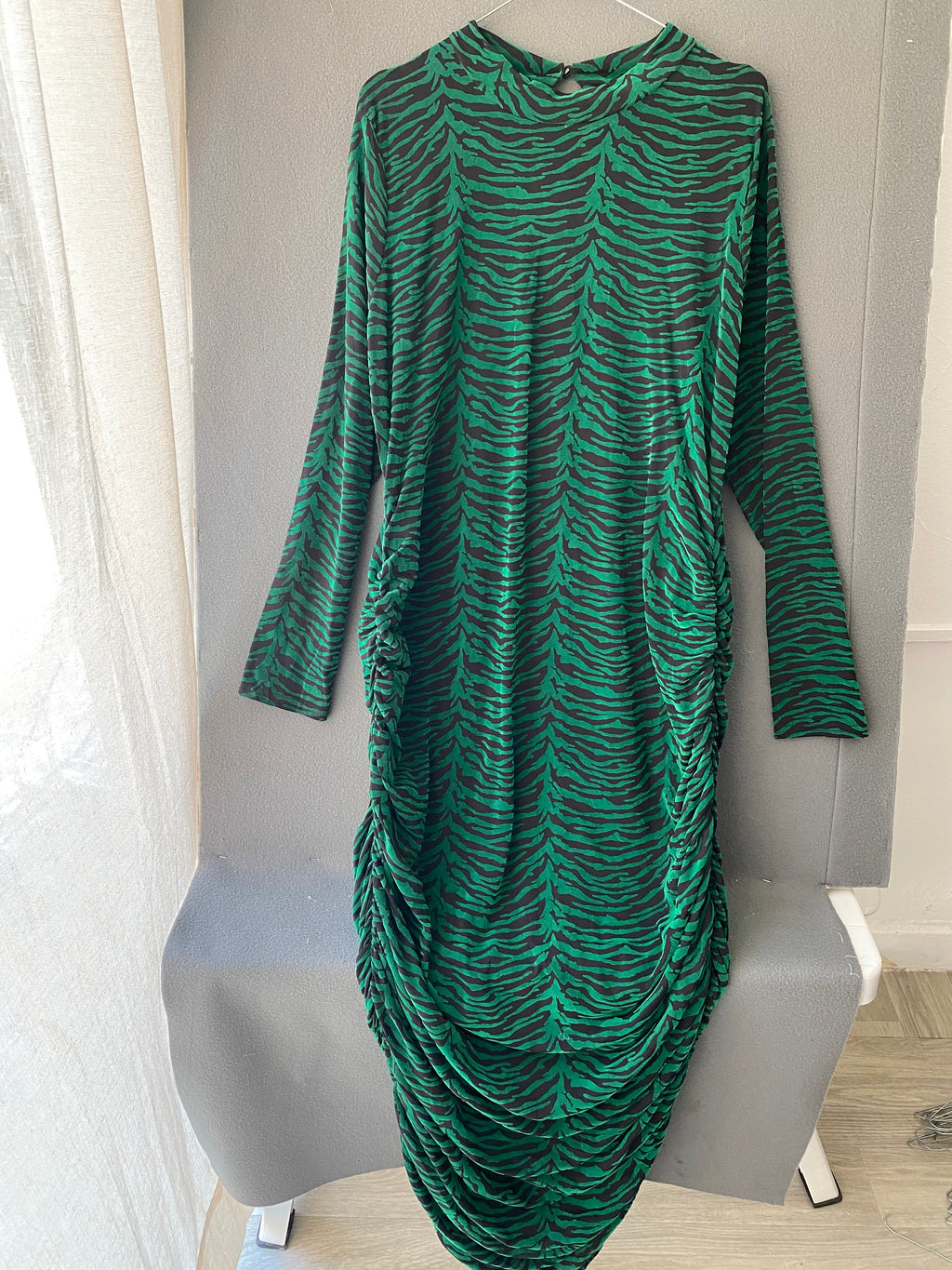 Robe midi zébrée verte et noire froncée